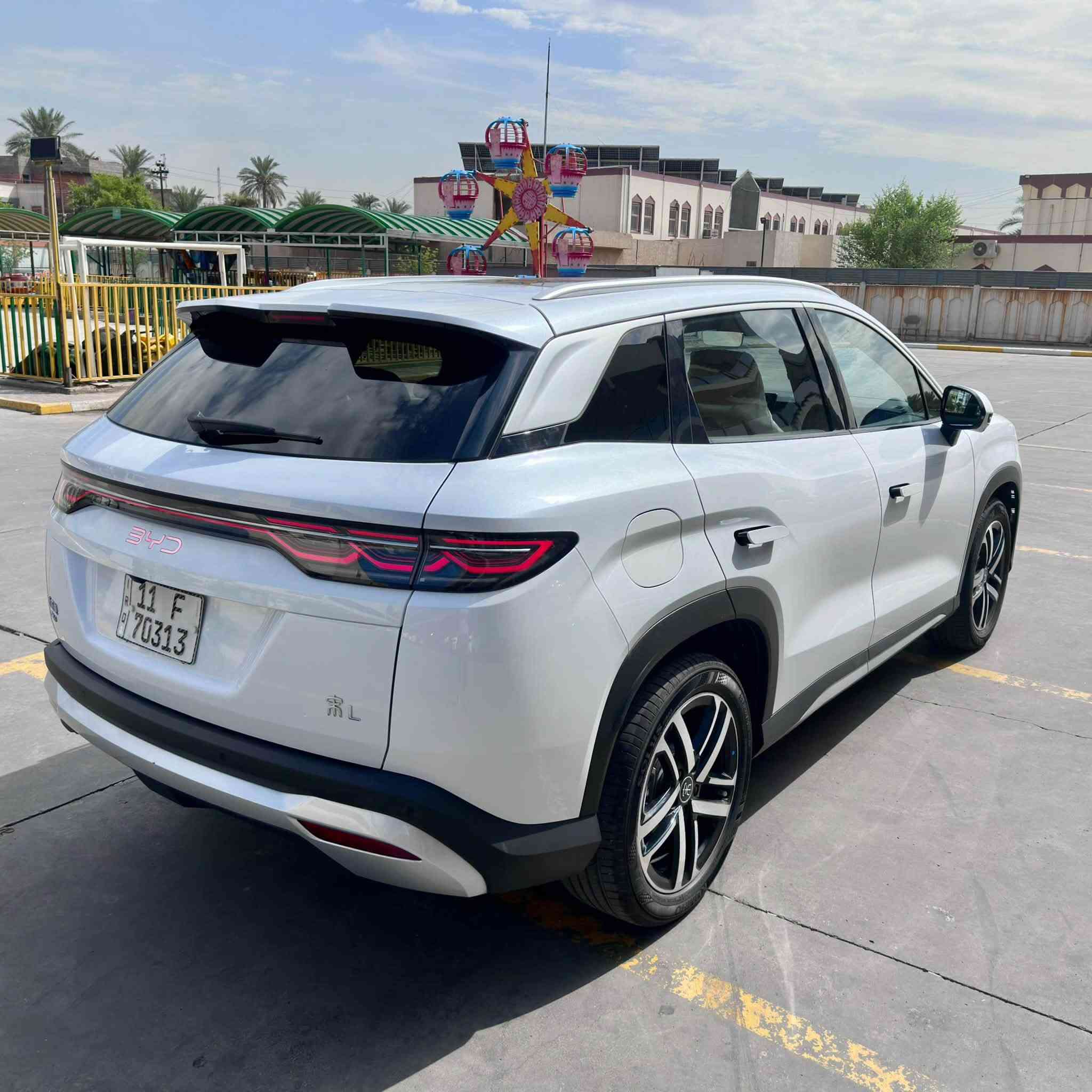 BYD SONG L
سنة الصنع :-2025
عداد المسافة الكلي :-6500 كم  فقط
مدى البطارية :-120 كيلو متر
المواصفات :- 
1- فتحة سقف بانوراما
2- بصمة ابواب وصندوق وتشغيل
3- كرسي السائق فقط كهرباء
4- داخل جلد مشمشي 
5- شاشة قلاب 
6- 5 كامرات
7-حساس امامي خلفي + رادار امامي
8- نظام حماية مراقبة بالكامرات DVR
العنوان :- الكرخ - حي الخضراء
السعر :-32.250.000د.ع بيه مجال جدا بسيط
للتواصل :-***********
