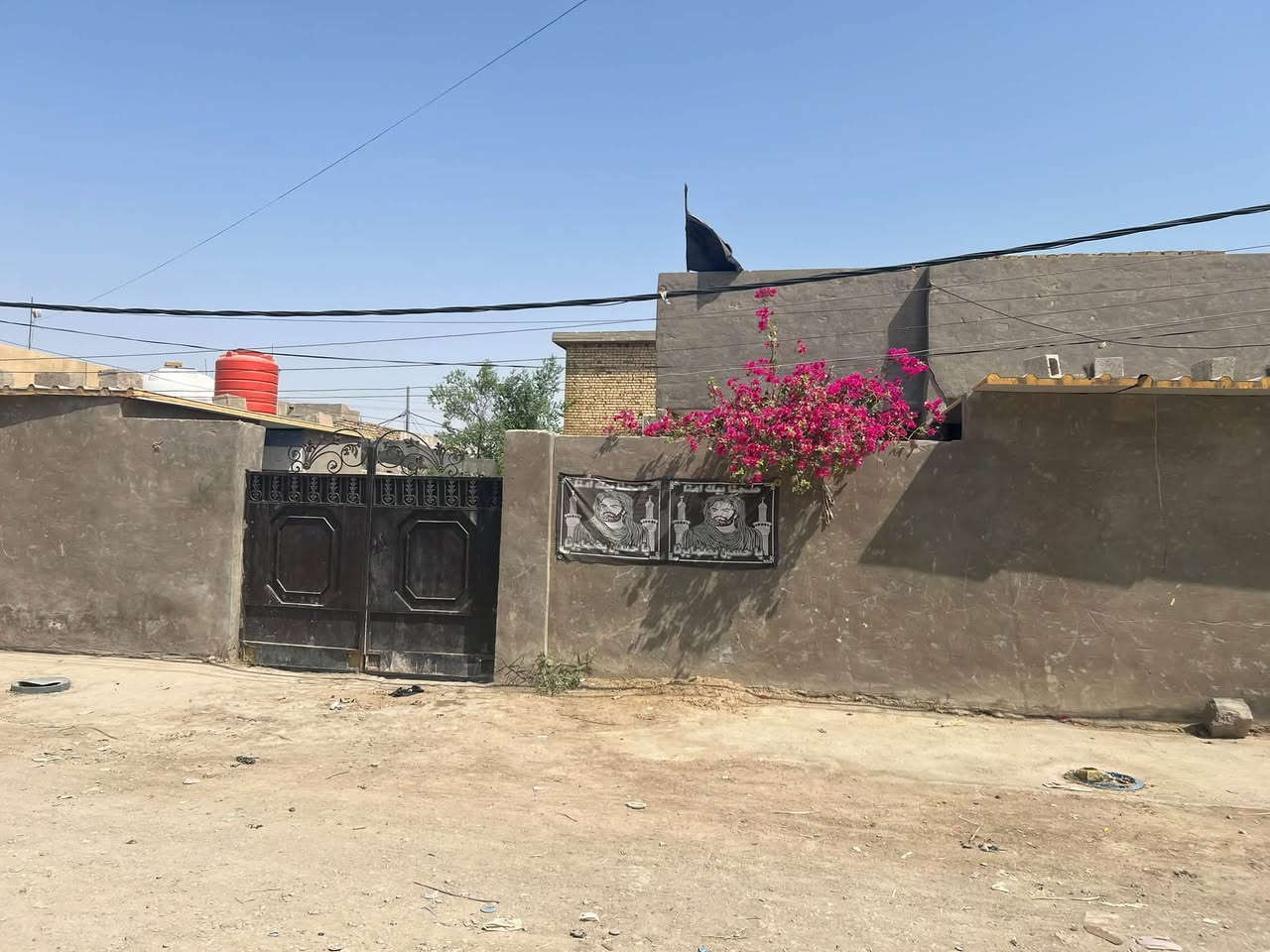 دار للبيع مساحه ٣٠٠ متر ***********
في حي الجوادين
