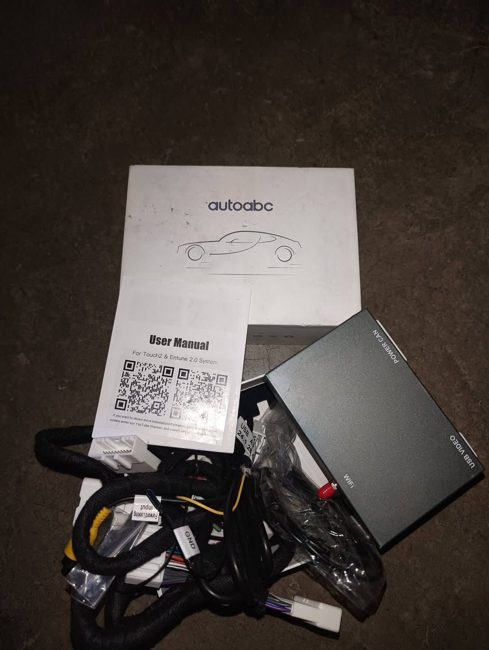 جهاز كار بلي للبيع ***********

هذا الجهاز هو وحدة تحكم (Module) لإضافة نظامي Apple CarPlay و Android Auto لاسلكياً من شركة Autoabc، والمخصصة لشاشات سيارات تويوتا ولكزس الأصلية.
​أبرز المواصفات والخصائص:
​النظام المدعوم: مخصص لشاشات تويوتا وتلكسس المزودة بنظام Touch 2 و Entune 2.0.
​الوظيفة الأساسية: يتيح لك تشغيل تطبيقات الخرائط (مثل Google Maps و Waze) والموسيقى وإجراء المكالمات عبر CarPlay و Android Auto (سلكياً ولاسلكياً) على شاشة السيارة الأصلية دون الحاجة لتغييرها.
​المنافذ والمنافذ الرئيسية:
​POWER CAN: لتوصيل الجهاز بضفيرة السيارة الأساسية وربط التحكم عبر أزرار عجلة القيادة (الدركسون).
​WIFI: لتركيب هوائي الاتصال اللاسلكي مع الهاتف.
​USB VIDEO: لتوصيل الهاتف عبر الكابل، أو لتشغيل الفيديوهات والوسائط من ذاكرة فلش (USB).
​التركيب: يأتي مع ضفائر توصيل جاهزة (Plug & Play) تُرَكَّب خلف الشاشة الأصلية مباشرة دون الحاجة لقطع أو تجريح أسلاك السيارة.

