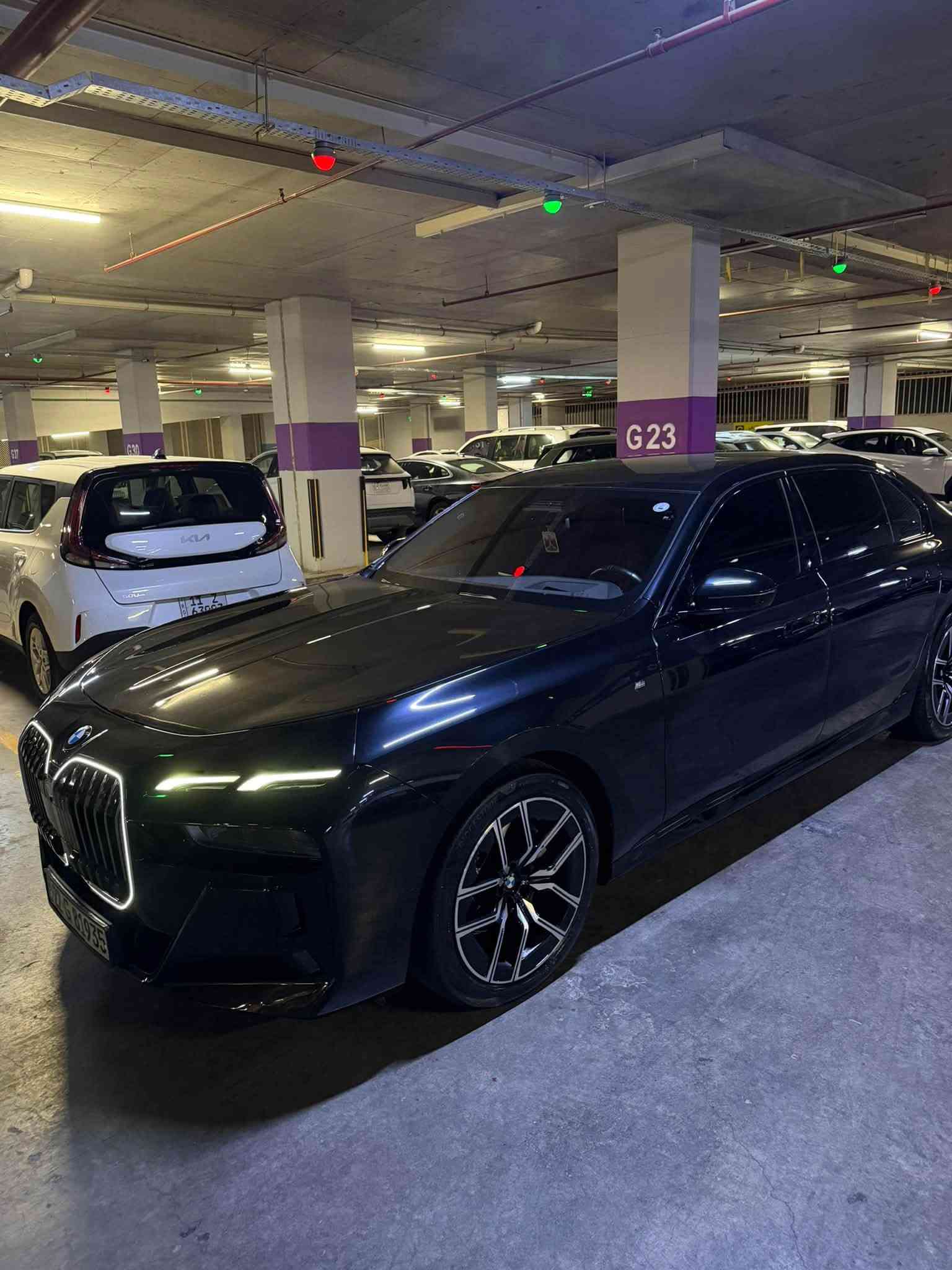السلام عليكم
كرستالة  للبيع
السعر 685 سعر كلش مناسب 

BMW735i  M Package 

موديل 2024 , ماشية60 الف كيلو 

السيارة وكاله العروش خليجي بس دعاميه خلفيه صبغ مغلفة PPF 

فول مواصفات بانوراما وابواب بصمة وتشغيل عن بعد ورادارت امامي وخلفي ونقطة عمياء واوتو بارك و٤ كامرات وصندوك وابواب شفط وانارة متعددة الالوان وكشنات جلد وتدفئة وتبريد وكهرباء وميموري  وداتا شو (hud) وشاشات بالابواب الخلفية تتحكم بكامل السيارة وبردات خلفية ومواصفات هواية متخلص 

مكان السيارة بغداد 

للاتصال //***********
