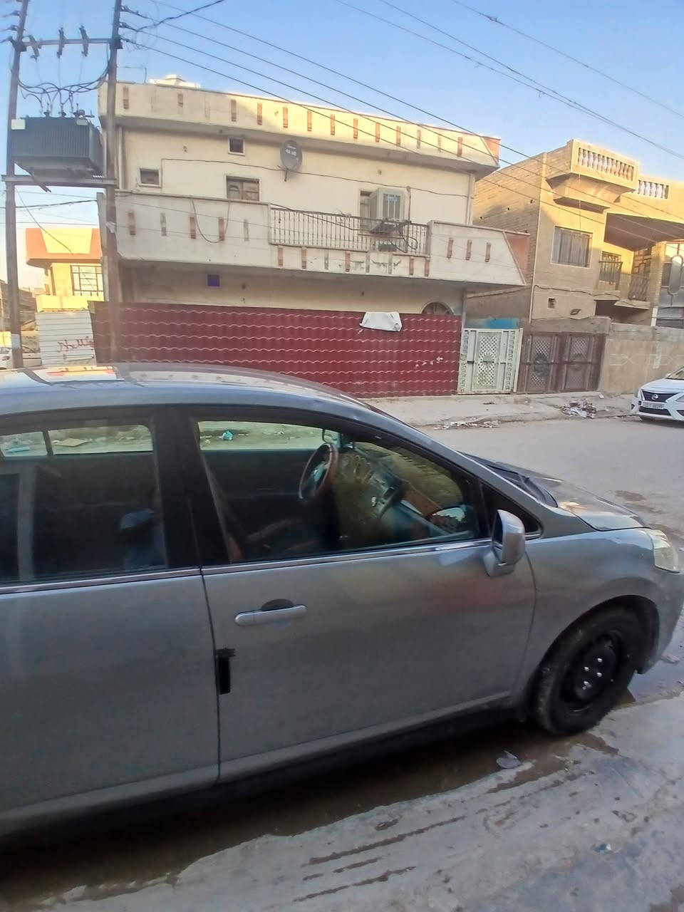 سياره نيسان فيرسا موديل 2009 رقم انبار بأسمي بيها ضربه من الامام  بيها طخات باب السايق والباب الخلف السايق وغير هذا ما اعرف تجي وتشوف انت محرك بدلته قبل 3 أشهر محرك 2000 صدر قبل شهر بدلته طبلات وفرممه ومشط باتري جديد تايرات نظيفه تدفئه وتبريد شغالات غرفة السياره يريدلها ترتيب فقط.   
السعر 65 وبيها مجال 
للاتصال *********** واتساب فقط
