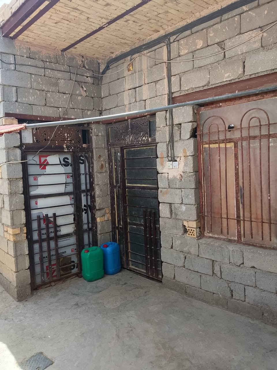 سلام عليكم بيت للبيع مساحه 180غرف 2صاله 4+6مطبخ 3+4حماملت 2بس ديوانية ماكامله مع قطعه مساحه 150مسيجه بيه غرفه وصحيات ركن على شارعين بكاع راجي ب شارع رئيسي مقابيل مدرسه مال ال حامي ال شمال ماي كهرباء مع بيت تريد البيت هم للبيع ***********
