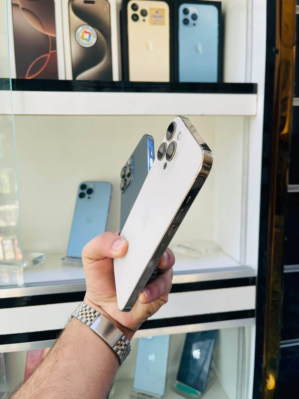السلام عليكم 🫡
للبيع قطعتين ١٣ 
الاول ..iPhone 13 pro max 
ذاكرا 256 
بطاريه 76% بلاد ابد متصرف 
نموذج M 
نضافه 90% لون اسود 
الجهاز فول فقط مبدل شاشه نوعيه وسط كلش حلوه لا شكل ولا شمر كله شغال فيس ايدي صوت اتصال انترنيت كامرات كله شغال السعر قفل ٤٢٥ 
الثاني ..iPhone 13 pro max 
ذاكرا 256 
بطاريه 100% مبدله اصليه 
نموذج M شرق اوسط ماستر 
نضافه 90% لون ذهبي 
ابجهاز فول فقط مبدل شاشه نوعيه تخبل استخدام والاوان ومبدل كامرا اصليه فقط كله شغال صوت اتصال انترنيت كامرات فيس ايدي مكفول السعر قفل ٣٩٠ الف مكاني بغداد مدينه الصدر رقمي ***********
