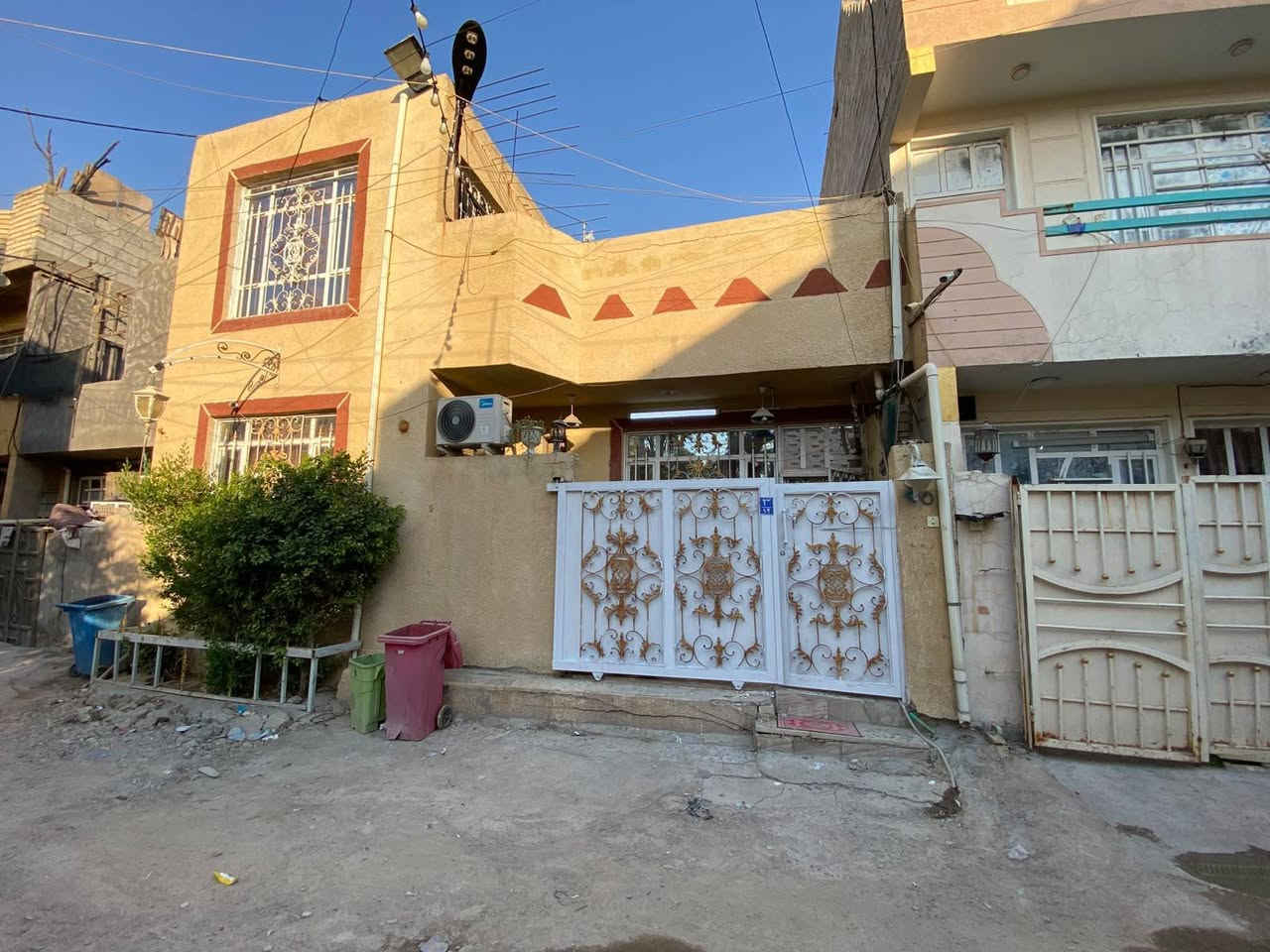 السلام عليكم
الدار للبيع طابو زراعي سند 25
المساحة الكلية للدار 100م الواجهة 9.20م والنزال 11م
بناء طابوك وليس بلوك
يحتوي الدار على مطبخ واستقبال وهول وسطي وغرفتين نوم ومخزن بالسطح
(((((( مع الاثاث او بدون الاثاث )))))
موقع مميز ويبعد عن الشارع تقريباً 200م قريب جداً عن المدارس والمحلات التجارية ومركز الشرطة
المنطقة مخدومة وذات طابع سكني كهرباء وماء
الموقع الفرع مقابل مدرسة ابن الجوزي
للاستفسار الاتصال …
***********
ابو ابراهيم العبيدي

