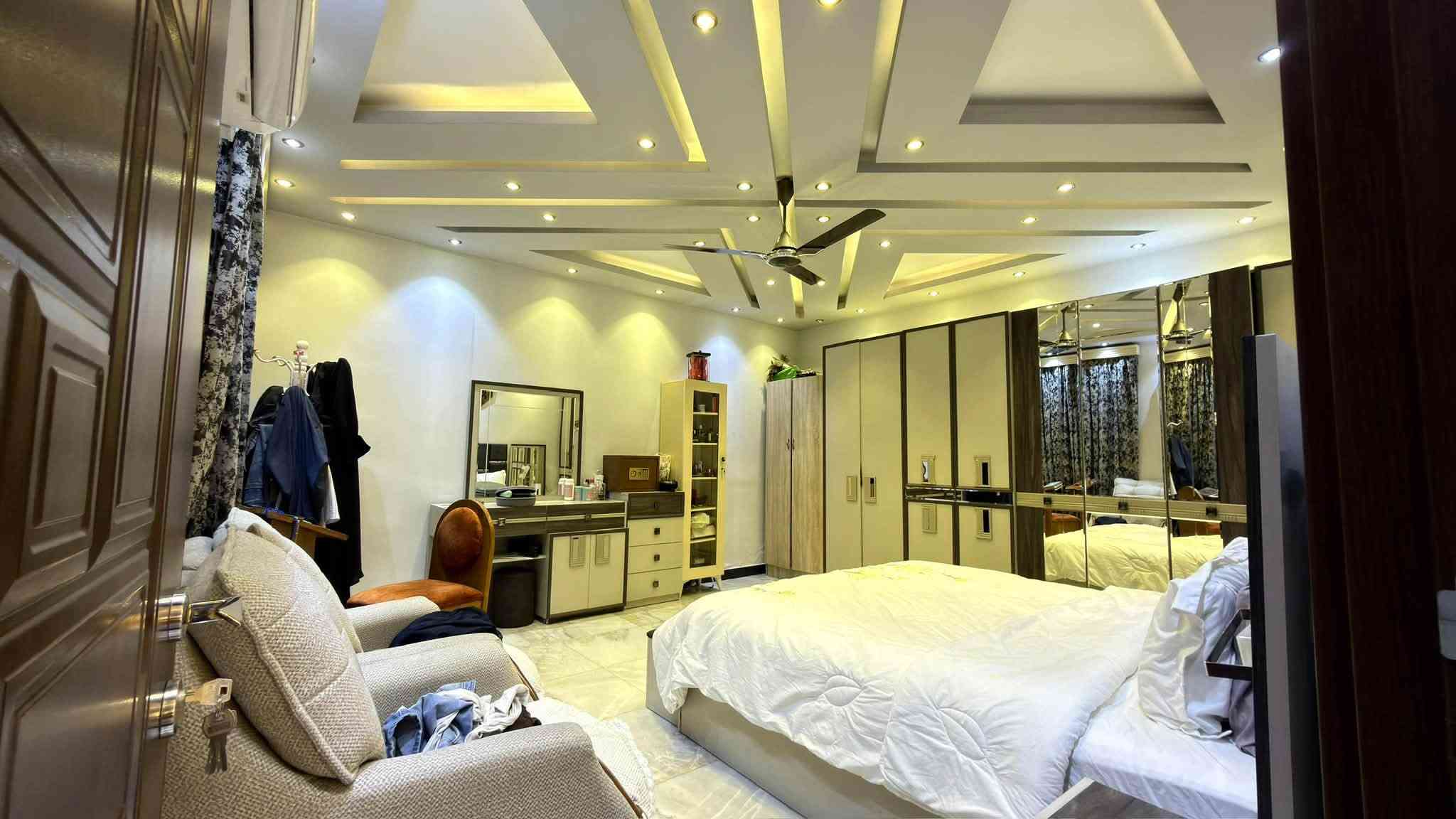 عقار للبيع 🏡
المساحة: 200 متر 📏
السند: مستقل 📄
البناء: حديث (2023) 🏗️

المحتويات:
4 غرف نوم 🛏️
3 دورات مياه 🚿
مطبخ حار 🍳
مطبخ بارد 🧊
حديقة داخلية 🌿
صالة ضيوف 👥
هول داخلي 🚪

الموقع: حي الجهاد، الطائي، مقابل مجمع النسيم 📍
للاستفسار: ***********📞
