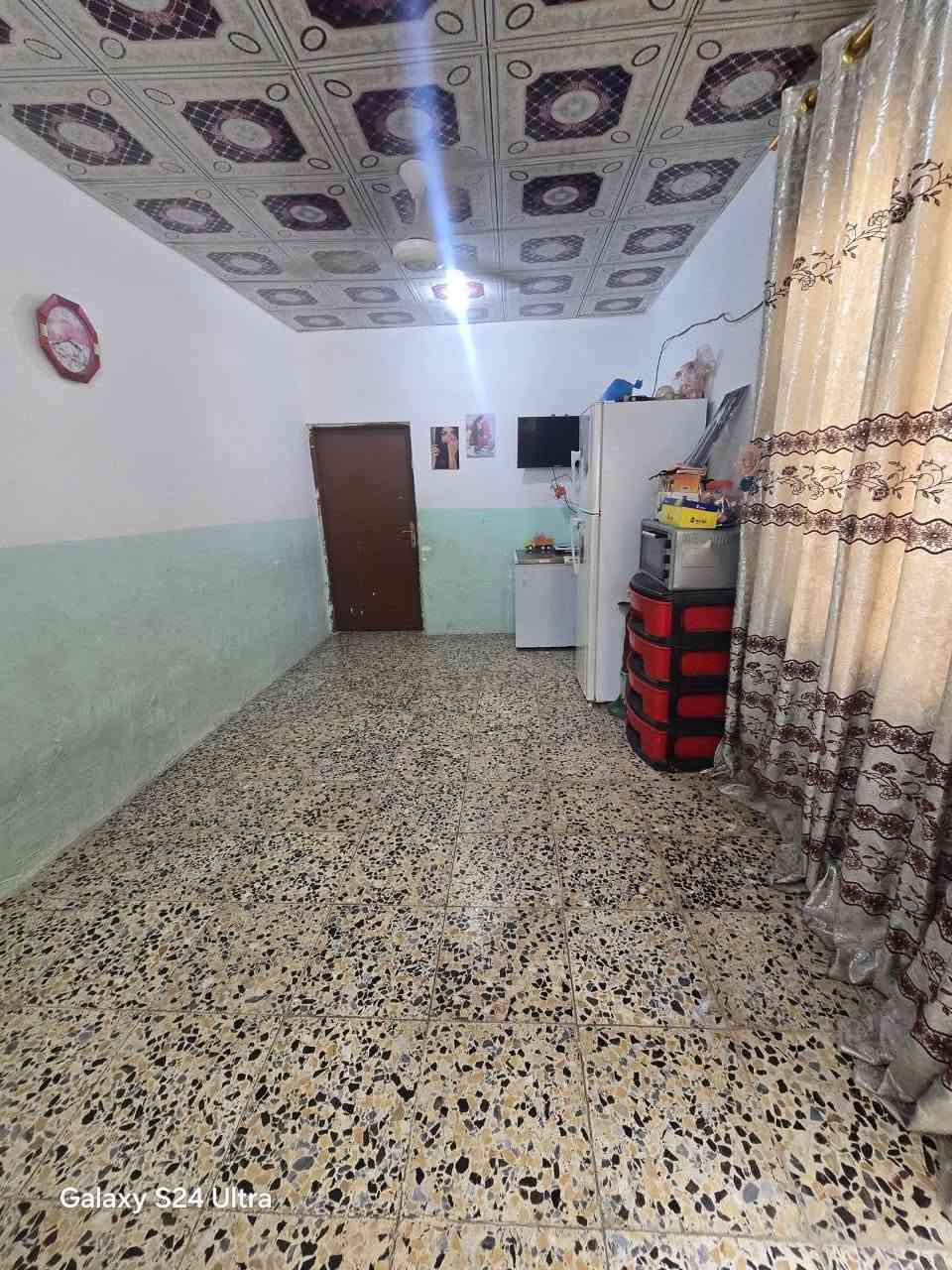 دار 100 متر للبيع 
مقابيل باب خرؤج المطار وتنزل مسافه 100 متر 
الاساس تجعيب طابوك السقف عكاده 
البناء بلوك 
سقوف ثانوية 
سيراميك 
يتكون من 
غرفه وصاله ومطبخ واستقبال 
وصحيات داخليه وخارجيه 
ومنور ع طول الصاله 
بدون دراج وبدون ستاره يعني تشاريف 
تفاصيل أكثر خاص 
رقم ***********
