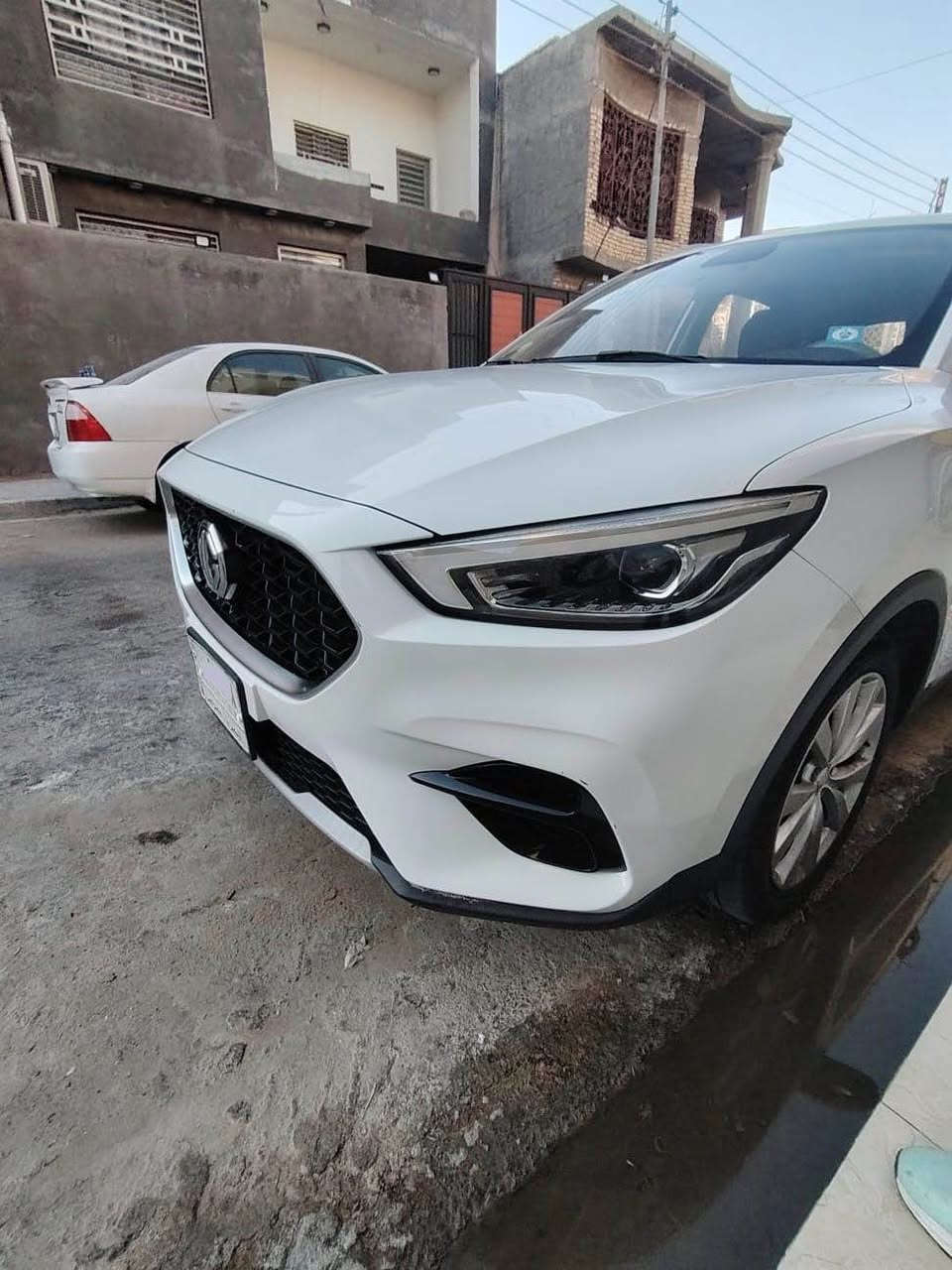 Comfort

🚗 المواصفات:

* الموديل: MG ZS 2024
* الفئة: Comfort
* الممشى: 50,000 كم
* المحرك: 1.5 لتر (1500 CC)
* المحرك تنفس طبيعي وليس تيربو
* ناقل حركة أوتوماتيك
* اللون الخارجي: أبيض
* إضاءة أمامية LED
* إضاءة خلفية LED
* السيارة تحت ضمان الوكالة
* جميع الصيانات الدورية تمت داخل الوكالة
* السيارة استخدام شخصي وحالتها جيدة

حالة السيارة:
السيارة تعرضت لحادث بسيط جداً، والضرر يقتصر على ضربة خفيفة في جهة الأبواب من جانب الراكب، تشمل الباب الأمامي والباب الخلفي. الضرر بسيط ويحتاج إلى إصلاح، مع توضيح الحالة للمشتري بكل شفافية
*********** البصرة, العراق

