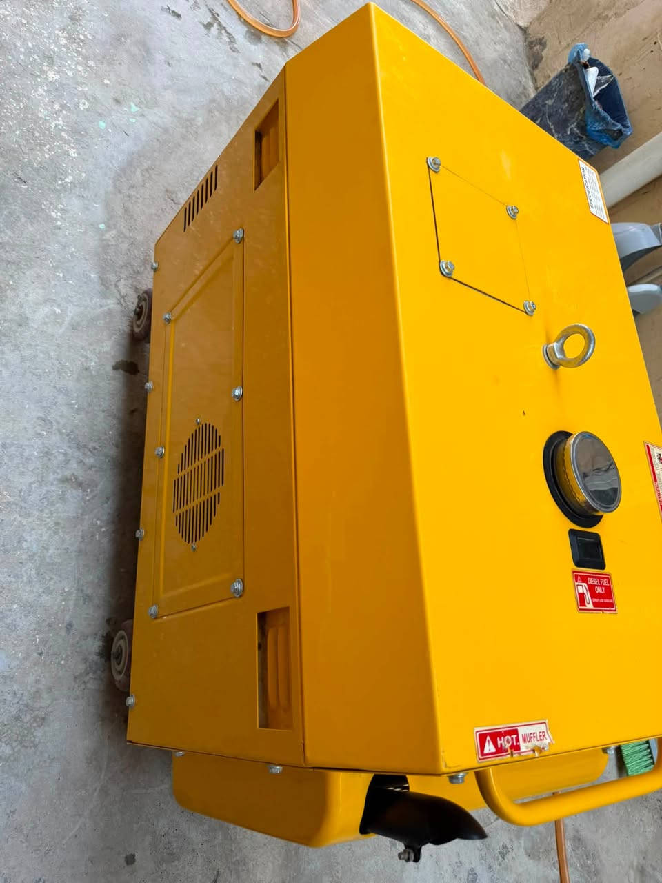 السلام عليكم 
مولد كاتم كاز للبيع
7000T
تبريد ع المكينه
الفولتيه 220 V
يولد 25 امبير 
مولد ما مشتغل اقل ال10 مرات 
مكانه ديالى بعقوبه التحرير 
للتواصل ***********
