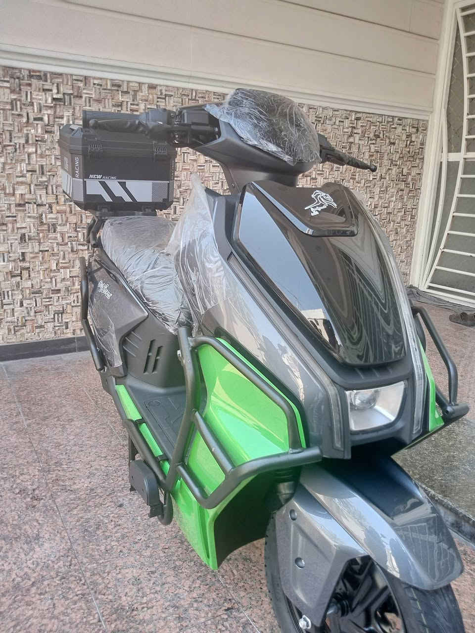 إعلان بيع دراجة شحن كهربائية - EcoXtrem / دولفين (زيرو)
* الاسم / الطراز: EcoXtrem (المتعارف عليها باسم: دولفين)
 * السعر: مليون و150 ألف دينار (1,150,000)
 * المواصفات:
   * النوع: دراجة شحن كهربائية بتصميم عصري وقوي.
   * البطاريات: 6 بطاريات كرافين كبار مسطرة لأعلى كفاءة وأطول مدى.
   * قوة المحرك: ملف 3200 واط لأداء قوي وعالي.
   * الحالة: جديدة تماماً (زيرو)، شد كارتون تم فتحها للعرض فقط ولم تُستخدم نهائياً.
   * الملحقات والمميزات:
     * جنطة خلفية كبيرة (KING)
     * الشاحنة الأصلية جديدة بالكامل ولم تُستخدم
     * المرايات الأصلية متوفرة (غير مركبة بعد)
     * دعاميات حماية جانبية متينة
     * إضاءة LED أمامية قوية
 * الموقع: بغداد - ساحة الموال
 * للتواصل والاستفسار (اتصال أو واتساب): ***********
