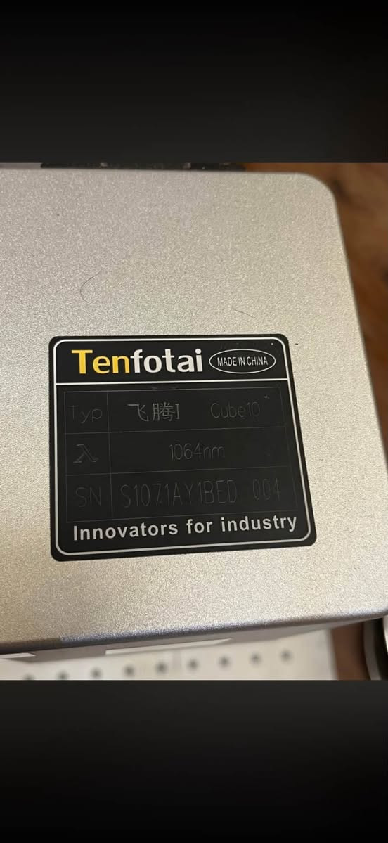 نوع الجهاز: Fiber Laser Marking Machine
* قدرة الليزر: 30 Watt
* نوع مصدر الليزر: Fiber Laser Source
* طول الموجة: حوالي 1064 nm
* مجال العمل: تقريبًا 110 × 110 mm (حسب العدسة المستخدمة)
* سرعة الحفر: تصل إلى 7000 mm/s
* دقة الحفر: عالية جدًا تصل إلى ±0.01 mm
* نظام التبريد: تبريد هوائي
* التحكم: عن طريق الحاسوب وبرنامج تشغيل خاص
* الطاقة الكهربائية: 220V / 50Hz
* المواد القابلة للحفر:
    * الحديد
    * الستانلس ستيل
    * الألمنيوم
    * النحاس
    * الذهب والفضة
    * بعض أنواع البلاستيك الصناعي

استخدامات الجهاز:

* نقش الشعارات واللوغوات
* كتابة الباركود و QR Code
* ترقيم القطع الصناعية
* الحفر على الإكسسوارات والمعادن
* الأعمال الصناعية والهندسية الدقيقة

مميزات الجهاز:

* سرعة ودقة عالية
* عمر تشغيلي طويل لمصدر الليزر
* استهلاك طاقة منخفض
* لا يحتاج إلى صيانة مستمرة
* سهولة التشغيل والبرمجة

إذا تريد، أگدر أيضًا أكتبلك:

*  باب كامل عن مبدأ عمل الـ Fiber Laser
*  جدول مواصفات احترافي
*  مزايا وعيوب الجهاز
*  تقرير تخرج بصيغة أكاديمية

الجهاز باب الاول 
سعر 19 ورقه قفل 
عنوان كركوك
الرقم ***********
الجهاز مستخدم يومين فقط
