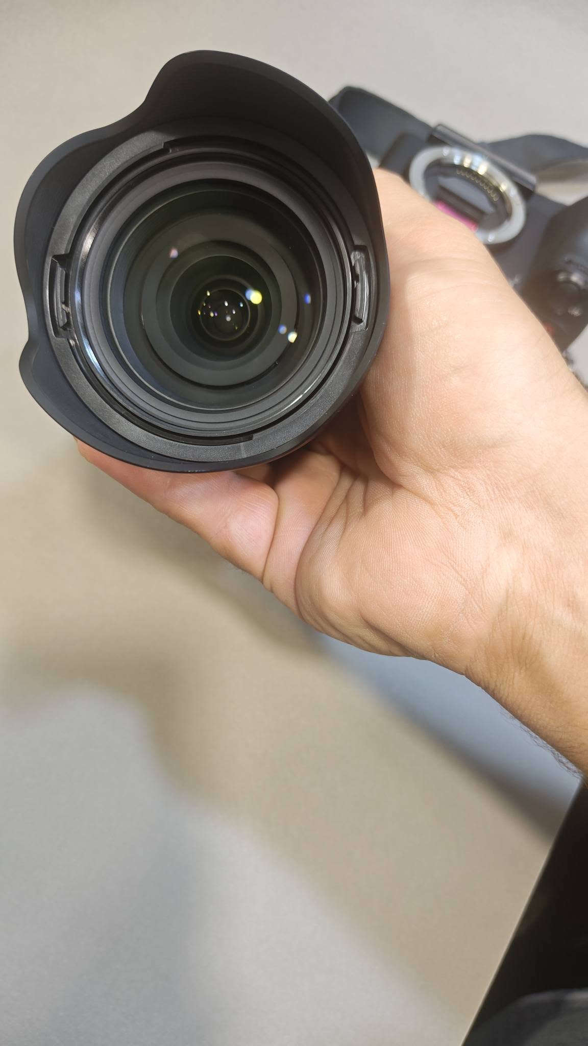كامرا سوني للبيع عدد الشتر مالها ٩٤٠  صورة فقط بعدهة جديدة جدا بحالة لوكالة مع عدسة tamron 17-70mm F2.8  العدسة جديدة كذالك اخذتهة وية الكامرا واكيد العدسة ولكامرا غنيات عن التعريف .... 
سعر الكامرا مع العدسة مليونين و٥٠٠ الف ....سبب البيع عندي وضع صحي خاص لذالك اني ماصار من اشتريتهن شهر فقط والاسعار مالتهن تكدر تشوفهن بيش .....للتواصل خاص او على لواتساب 
*********** ..
