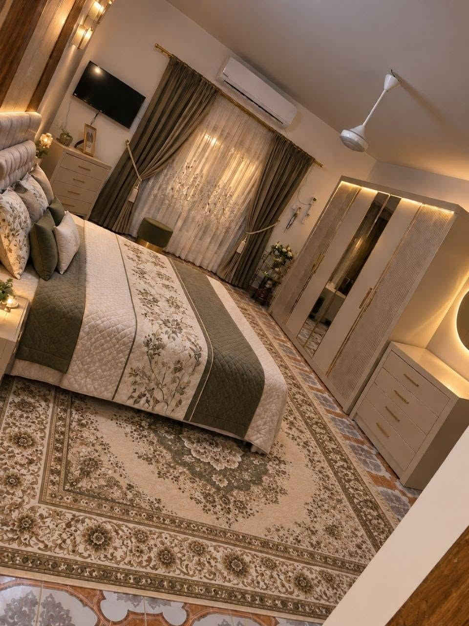 🏠 دار للبيع – طابو صرف
📐 المساحة: 270 م²
🏢 طابقين + محل أسواق
✨ بناء حديث وتشطيب فول سيراميك
📍 ثاني قطعة عن الركن

📌 الموقع: سايدين حي العسكري، مقابل كاتب العدل الجديد، خلف مركز الشباب.

🔹 الطابق الأول:
استقبال | صالة | مطبخ | غرفتين  نوم | مجموعة صحيات | حديقة

🔹 الطابق الثاني:
غرفتين نوم | مجموعة صحيات

💰 السعر: 270 مليون دينار
💬 يوجد مجال للتفاوض

📞 للتواصل مع صاحب الدار:
***********
