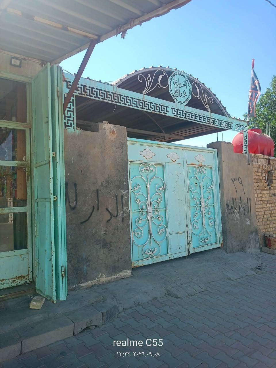 يا الله يارزاق بيت للبيع ماليه المساحة 275 على ساحه يتكون من غرفتين استقبال مطبخ صاله كبيره صحيات داخليه وخاريه وبي محل اسواق شغال كافة الخدمات موجوده ماء كهرباء مجاري تبليط ارصفه مشمول بالطابو ومرقم من البلديه وبي وصل معامله العنوان حي الامام منطقة خويلد قريب من شارع النجف تقريب 100 متر قرب الجامع قريب من الأمام الحمزه السعر 90 وبي مجال للشراي ***********
