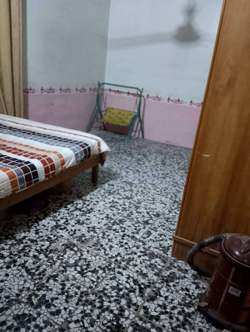 سلام عليكم بيت البيع بشارع معمل الدبس قرب مرقد السهله المساحه 75متر يحتوي غرفه وصاله ومستقبل وصحيات بيت حلو الاستفسار اتصل ***********
