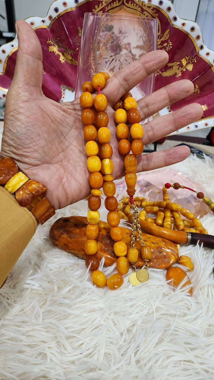 ملك المسابح الكهرب الألماني
🍁🍀🍁
هو الملك الي يقتني اكيد حسب 
المقدرة والامكانية هواية صعبة ♧
هذه التحفة بوزن ٦٠ اغرام كركوشة
من الذهب مطعمة بحبات الكهرب 
٣٩ حبة ♧القصة الوحيدة لاتتغير
     💐 في الكهرب الألماني 💐
            الشاهد استندر 
ربي تكون  لعاشق ولهان ميسور الحال للتحف النادرة في زمن كثر
فيه الغش والاستنساخ والتلاعب 
          بخامات الكهرب
    الاستفسار العراق ♧ أربيل
《*********** ♧ *********** 》
