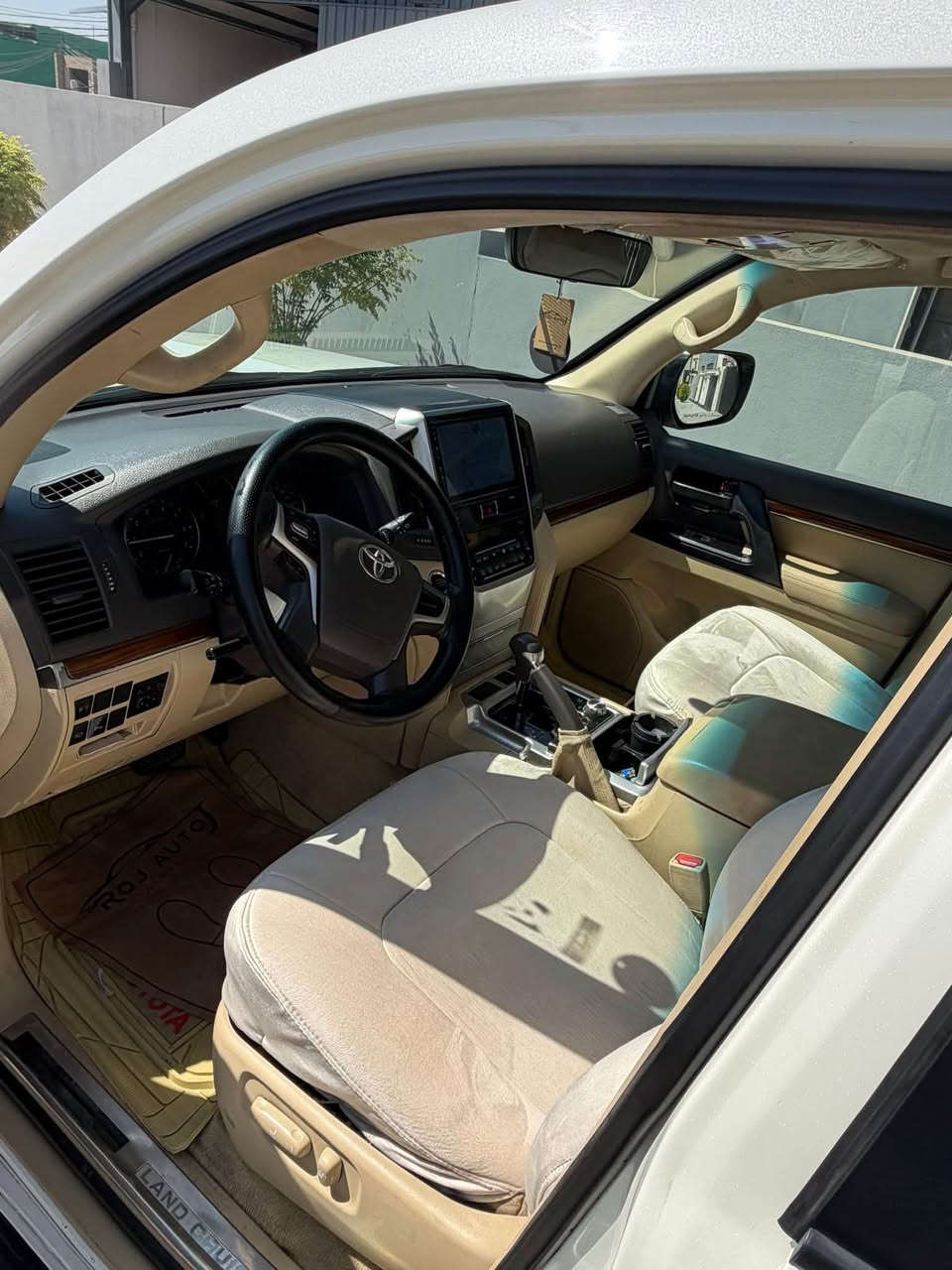 تيوتا لاندكروز GXR V6 خليجي موديل ٢٠١٧ مواصفات خليجي
للبيع مكفولة من صبغ  سيارة خير من الله قطرت صبغ مابيها 
مكان السيارة اربيل 
للتواصل واتس اب ***********
السعر 4 دفاتر ونص وقابل للتفاوض
