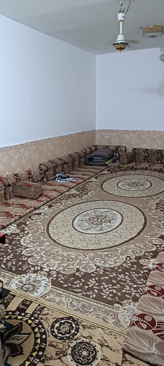 السلام عليكم 
معروض للبيع دار سكن مساحه (٢٠٠) م طابقين 
 في منطقة حي الشهداء على ساحه قرب جامع المحسن 
بناء وسط كونكريت قديم طابوق.طابقين 
يحتوي على 
استقبال وصاله 
غرفه نوم عدد (٢)
مطبخ وصحيات داخلية وخارجية 
الطابق الثاني 
غرفه نوم عدد (٣) 
صاله وصحيات 
السعر (١٧٠) مليون قابل للتفاوض 
للاستفسار الاتصال واتساب ***********
مكتب المدار الذهبي للعقار 
.... ........ ...... ......
نتشرف بزيارتكم الى مكتبنا 
حي الشهداء الشارع الرئيسي قرب جامعة العين مقابل مطعم بركه موسى الكاظم ع مكتب المدار الذهبي للعقار
