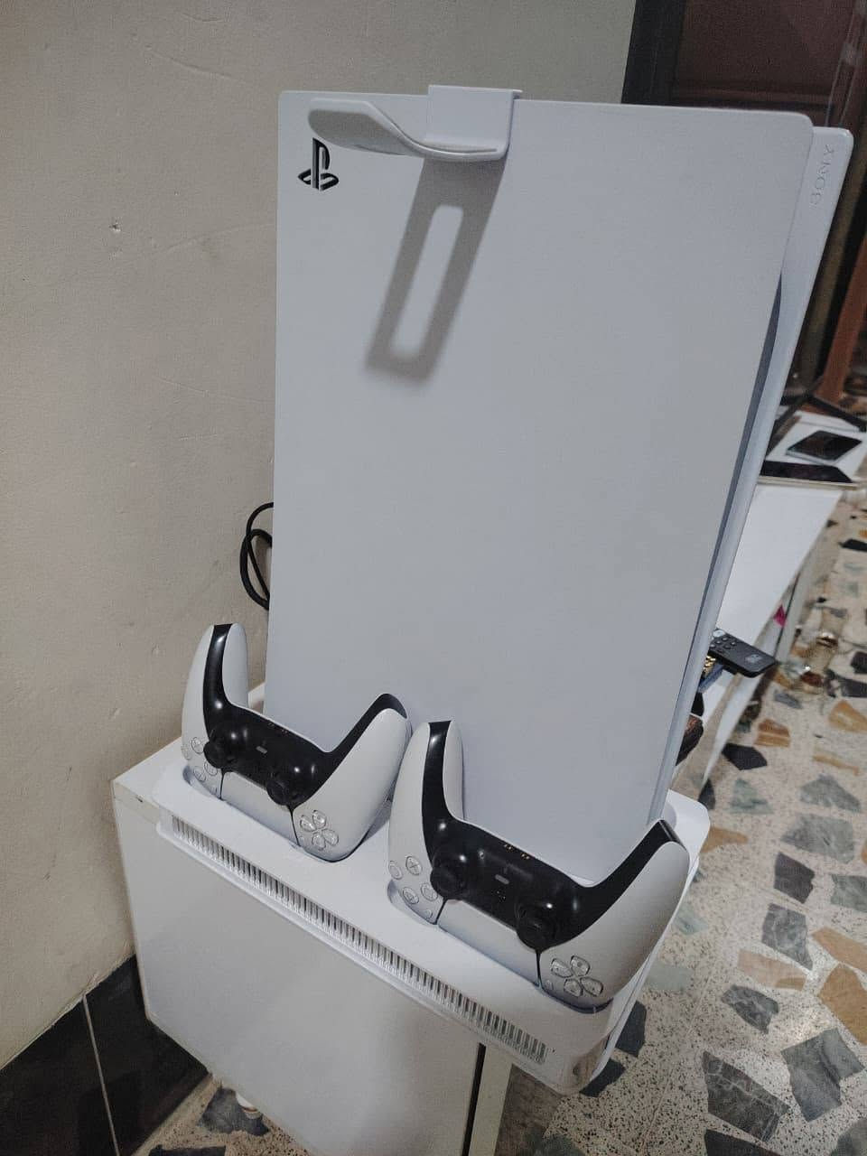 السلام عليكم جهاز PS5 مهكر ذاكره 1 تيرا للبيع مال بيت لوك ستيكر 
استخدام شهر جوستكات 2 اصليات مع ملحقات 

اضافه "  الى قاعدة تبريد كله شرط

 المكان الموصل الجانب الايسر 

***********
