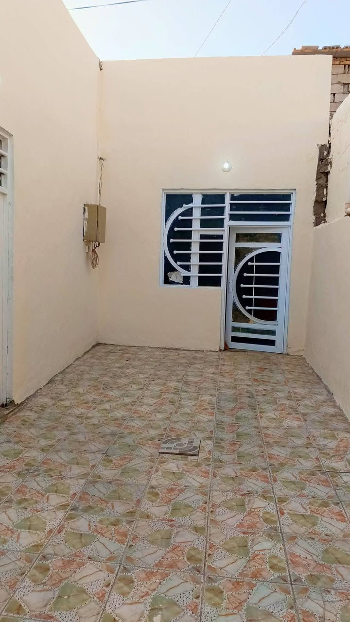 يا الله بيت للبيع 200م 🏠 
3غرف نوم🛌 
طابو زراعي سند 25📋  
بي قرار محكمة 
سعر 35💲💵 مجال
 
بناء بلوك صب كونكريت 
 
خدمات كامله
 مدرسه اهليه او حكوميه 🏙

🧭العنوان نجف الاشرف مقابل قرية الغدير الاولى شارع الصب عمود 270

☎️
((***********))
