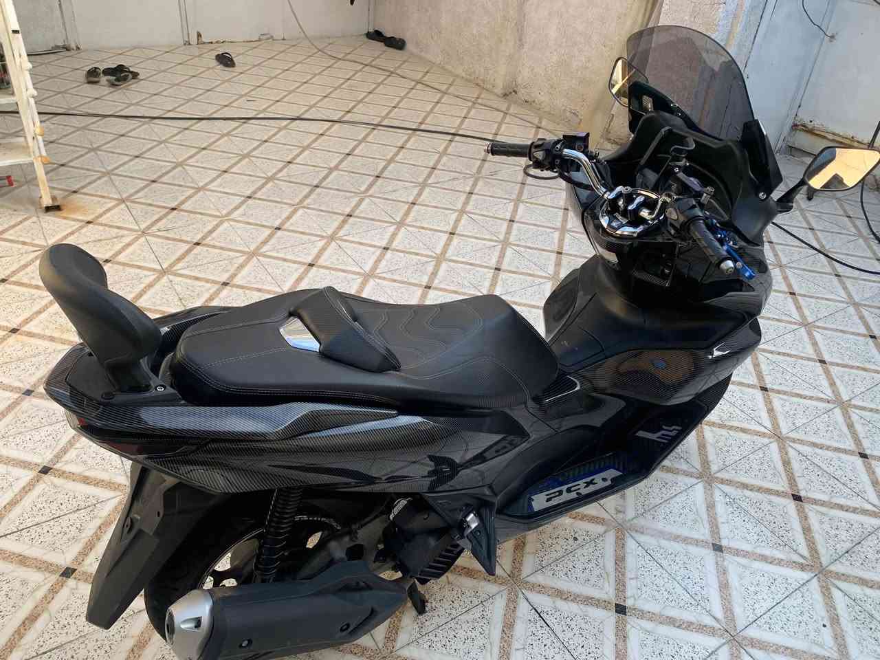 السلام عليكم pcx للبيع جيل الرابع
كفاله عامه الدراجه كاربون بلكامل تغطيس مو تغليف
كشن رياضي كاربون
تجوه 
بجم ومري تيماكس تزويدات بسيطه كفر شوته كاربون 
ماشيه 13 الف 
مكاني بغداد الغزالية ورجاء الموشراء لايتعبني
***********
