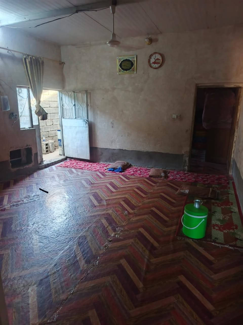 سلام عليكم بيت زراعي للبيع بحي عداي قرب المجرية وره المزرعه مال حي الكراد متوفر ماء وكهرباء تبليط مقابيله بيت مساحته 150متر متكون غرفت نوم وحده وصاله ومطبخ وستقبال وصحيات وحمام كدامه مساحه خير من الله وكابينه مولد مقابيله اي ستفسار اتصال على الرقم ***********
