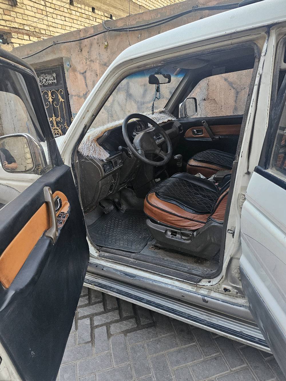 باجيرو موديل 94 محرك ففتي 3000 تبريد القطعه الاماميه فقط شغال ثلج السعر 42 وبيها مجال للطيبين رقمها بغداد وبااسمي رقم موبايل  
ملاحظات السياره بيها خياسات موضحه بالصوره والمحرك بداية التشغيل صوت ويروح وره 3 ثواني ***********