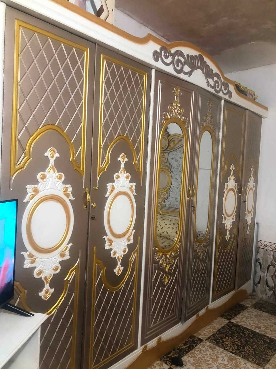 غرفة 8 قطع نظيفه اخشاب بس تصميم تركي 
سعر الغرفة 650 وبيها مجال للاستفسار مراسلة الصفحة او الاتصال بالرقم ‭***********‬
المكان كربلاء حي العامل

