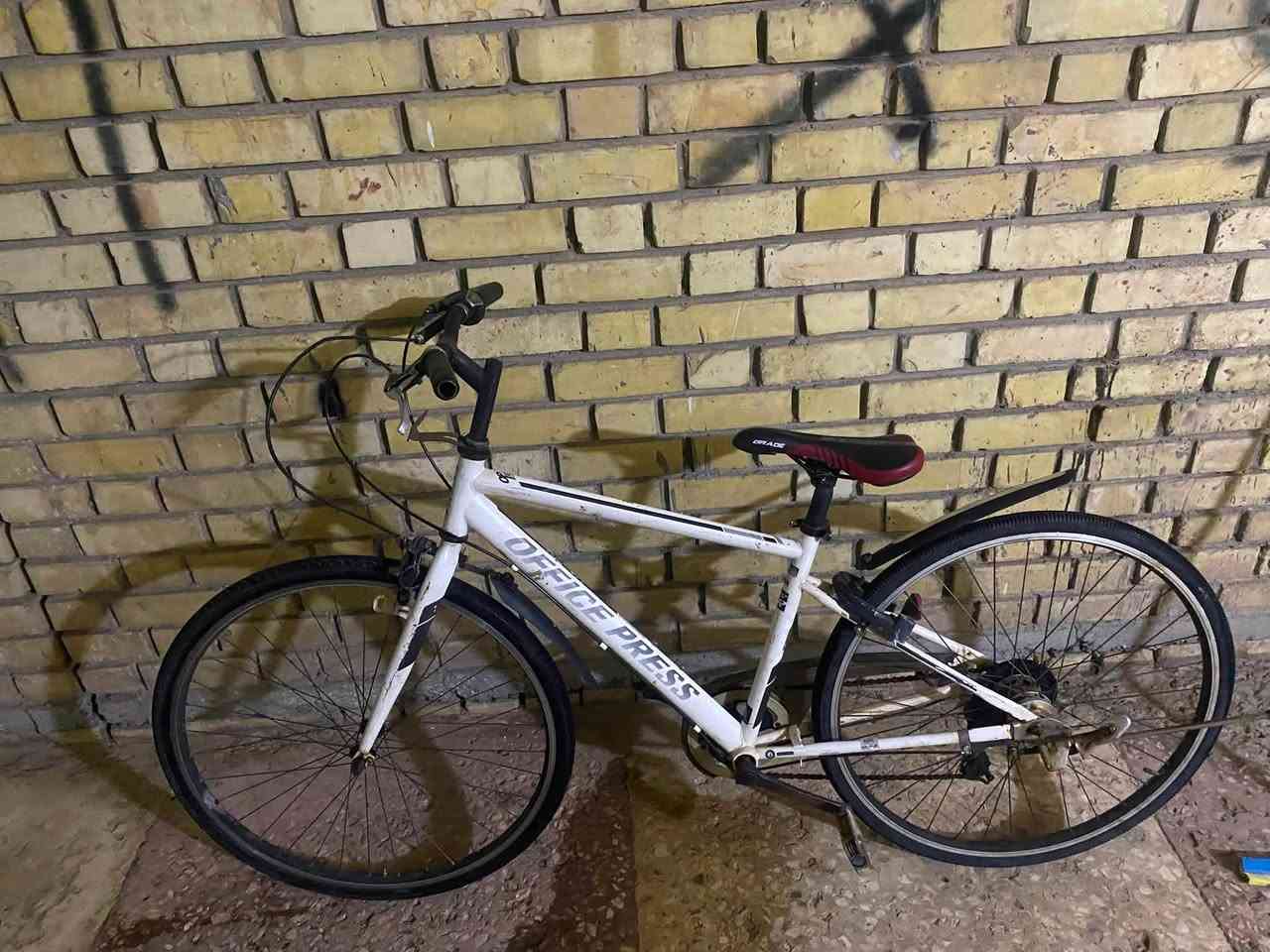 سلام عليكم
للبيع c700 أوفس برايس باسكل اصلي مال باله ياباني شركة غنيه عن التعريف باسكل راقي ومرتب بشكل 
حجم 28 كله شغال نظيف ومرتب
بيه بس الكشن شويه قوي يرادله دهن ويمنه يسره يفتح الكشن 
وبالعافيه على ياخذه بايسكل كلش مرتب ونظيف 
السعر 85 وبيه مجال بسيط جدا جدا جدا بسيط حك الجية
مكاني بغداد السيدية
للاستفسار*********** متواجد نت والرزق على الله
