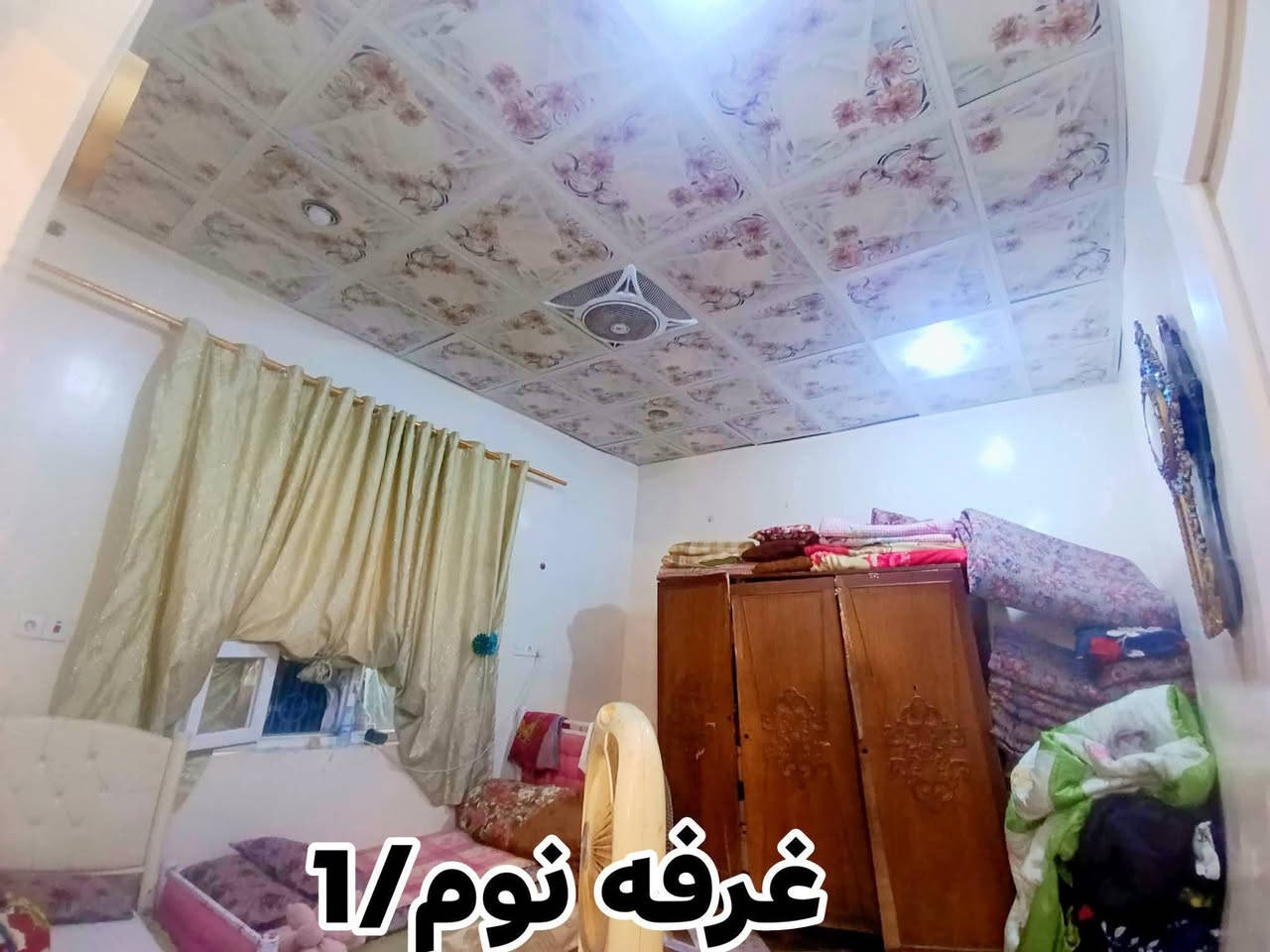 السلام عليكم 
دارللبيع واحد حزيران خلف مسجد التوابين المثلث الذهبي منطقه راقيه وهدوء ،،،200متر  3غرف نوم 2 جو 1 فوك  وبيتونا وهول ومبطخ10×5.م  يعني صاله وحده صحيان داخل وخارج  اوراق كامله  السعرمناسب رقم الهاتف *********** ملاحظه البيت اوراق كامله موطابو للعلم حديقه خارجيه وداخليه

نص مكتوب في الصور:
- واجهيت البيت
- حديقة
- استقبال
- غرفه نوم 1/
- صحيات داخليه
- غرفه نوم 2/
- غرفه نوم 3/3
- بيتونان