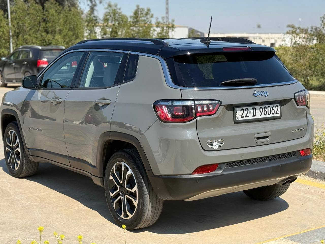 Jeep compass Limited 2022
فول مواصفات للأخير عدا الفتحة  ماشيه 70 الف فقط
• المحرك والأداء: محرك 2.4 لتر 4 سلندر، بقوة 180 حصان، وعزم دوران حوالي
• ناقل الحركة: أوتوماتيك 9 سرعات (دفع رباعي 4x4).
• التصميم الخارجي: سقف أسود بلادي (توين كلاور)، لايت زينون/ليد، ويل كروم.+سمنتي 
• المواصفات الداخلية والتقنية: شاشة كبيرة (10.1 بوصة) تعمل باللمس، نظام آبل كاربلاي/أندرويد أوتو، كشنات جلد (تدفئة/تبريد)، تشغيل عن بعد، بصمة.
• الأمان: رادار أمامي وجانبي، حساسات خلفية، كاميرا، وسائد هوائية متعددة.،+فور ويل يعني دبل اكسل بعد وهوايه مواصفات بيها سياره مكفوله من اي نواقص كله بشرط ضرر كلش خفيف فقط جملغ واحد اماني من جهة سائق  بدون اي ضرر داخلي بدون ارباك بدون تبديل بدون تعديل بدون شخوط  كله بشرط تايرات جديد سنوي هزة جديد
السيارة جديدة بمعنى الكلمة وبالواقع لونها بعد احلى من الصور وجاهزة 100%
 كل التفاصيل مذكورة بالكامل 
مكانها كركوك/رقم اربيل
*********** بي واتساب كركوك, العراق
