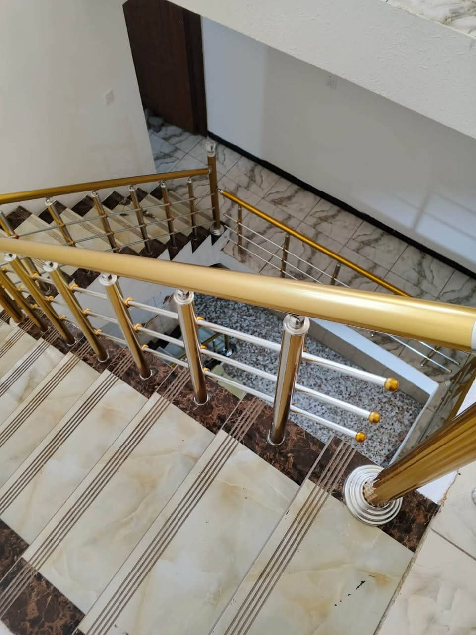 سلام عليكم بيت البيع مساحة ١١٥
موقع الموصلات قرب المصرف  

ملحقات البيت ٣ غرف نوم وستقبال ومطبخ حار وبارد وصحيات عدد ٢ وكراج ٦ امتار  رقمي ***********

