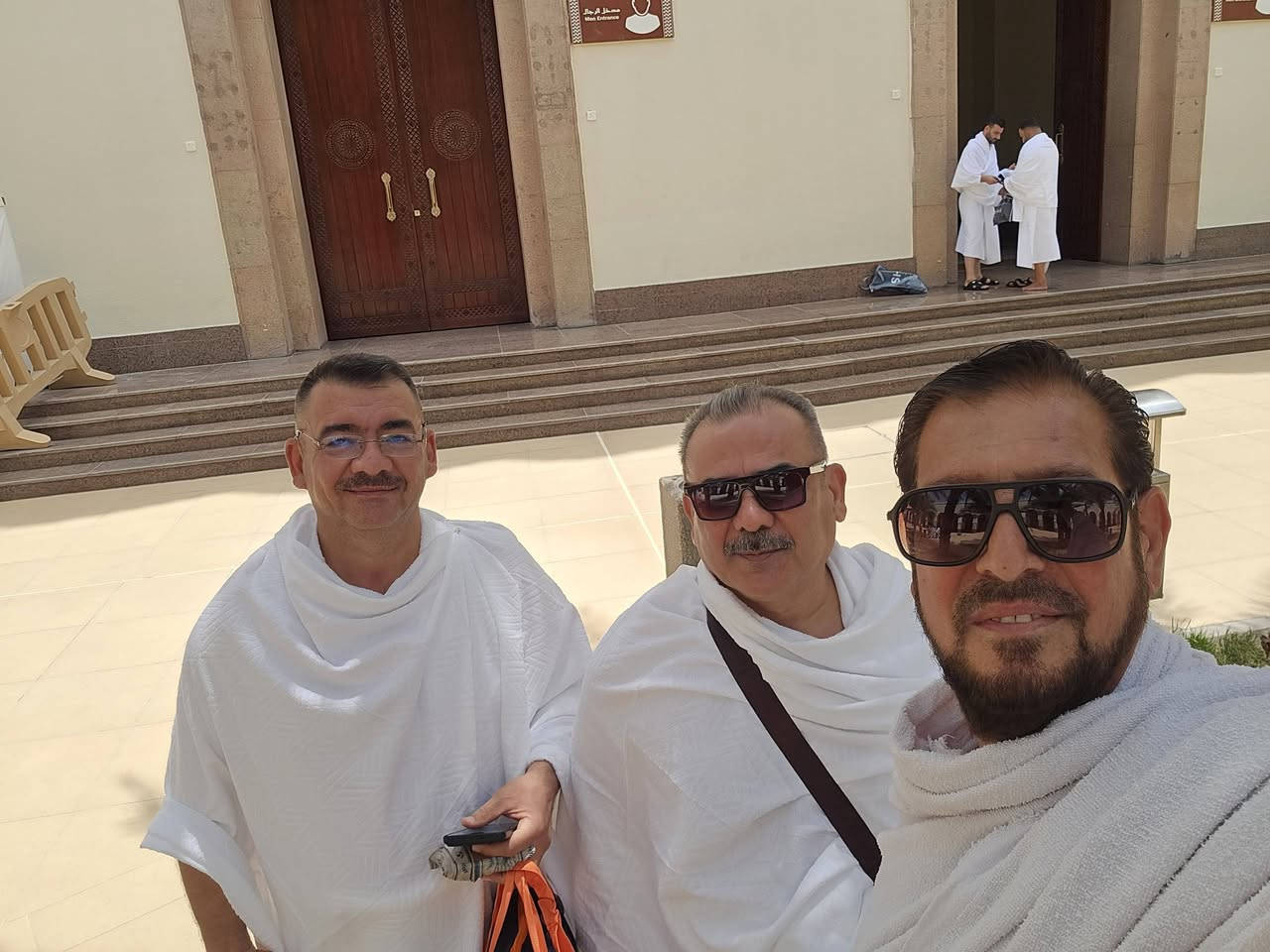 واذ قال ابراهيم رب اجعل هذا  البلد امنا* فاجعل افئده من الناس تهوى اليهم وارزقهم من الثمرات لعلهم يشكرون احرمت قوافلي من ميقات ذي الحليفه أبيار علي ودخلت نسك العمره متوجهين الي مكه المكرمه نسأل الله سلامه الوصول والقبول من الجميع ان شاء الله
خادم ضيوف الرحمن وصديق المعتمرين.....
 الحاج صلاح الدين التميمي 
    *********** 
   ومن الله التوفيق
