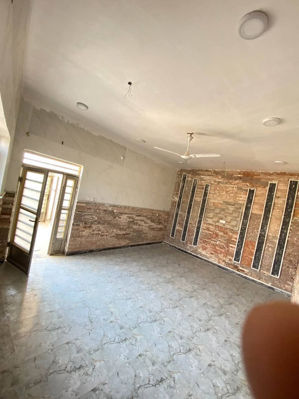 السلام عليكم
للايجار بيت مساحته 150
يحتوي على غرفتين نوم وصاله وهول ومطبخ 
وصحيات خارجيه وداخليه 
وفوك كليدور لغراض 
العوان شارع 80مجاور حلويات قصر السام 
مقابل شارع الاكرمين لاستفسار اكثر اتصال 
***********
