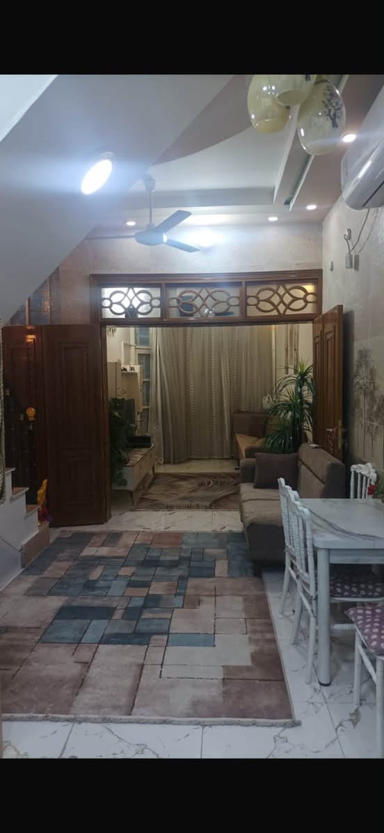 للبيع دار حي الزهراء ٥٠ متر طابقين غرفتين نوم وصاله واستقبال ومطبخ شارع ٦ متر بناء جديد للاتصال *********** مجتبى معله او مراجعه مكتب ضي الحسن للعقار النجف الاشرف حي الزهراء مقابل جامع الزهراء
