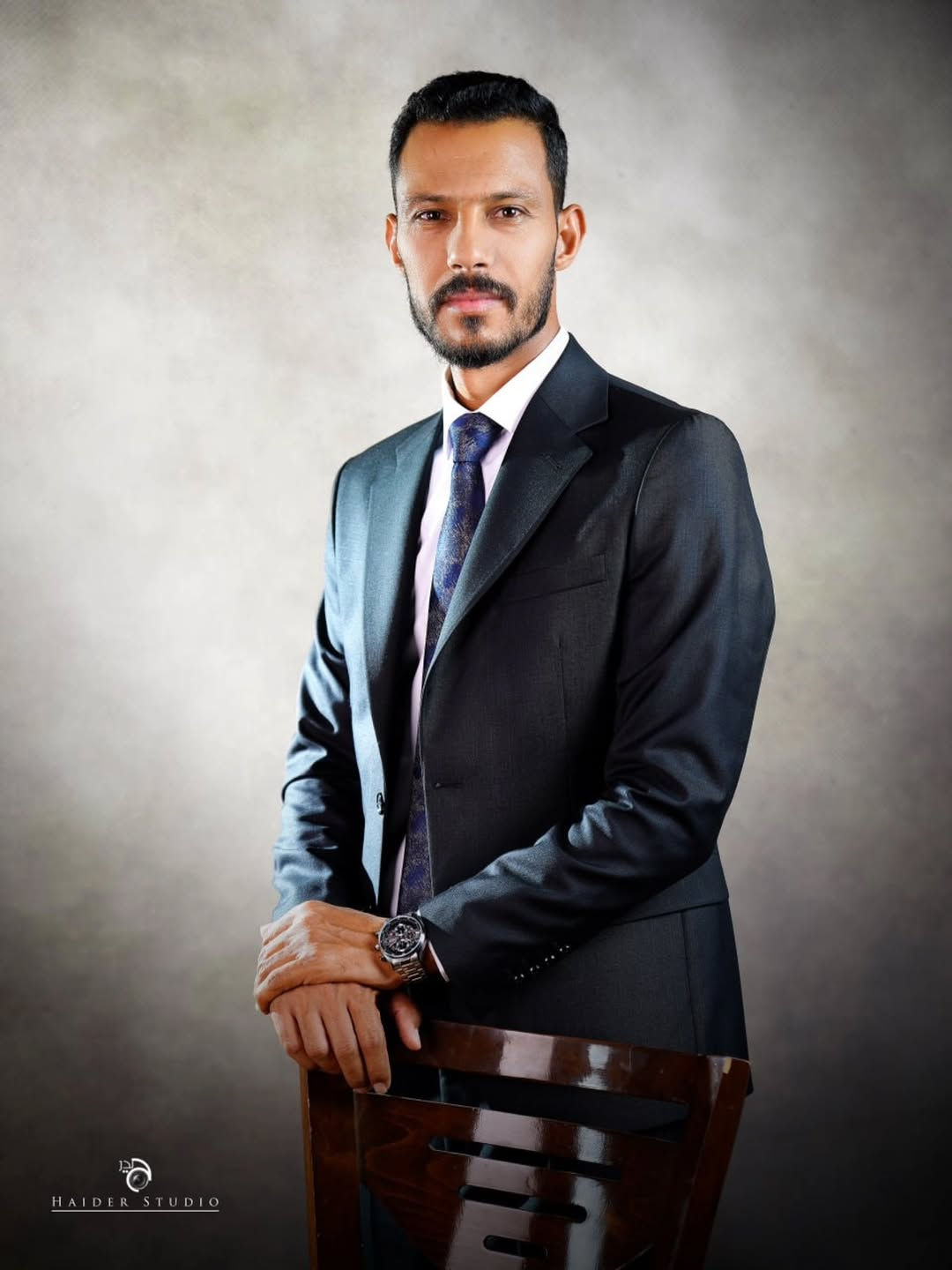 #تصوير #تخرج_جامعه #ستوديو #ترندآت

نص مكتوب في الصور:
- HAIDER STUDIO