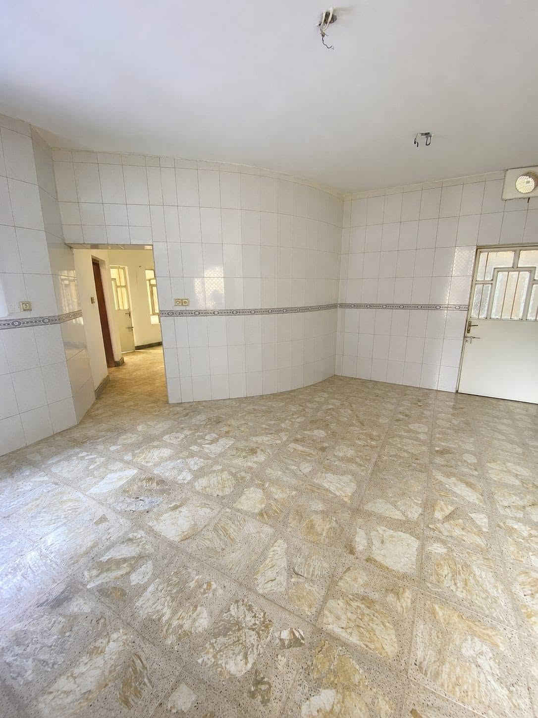 السلام عليكم ورحمه الله وبركاته 
بيت للبيع مساحة ٢٠٠ متر بناء حديث درجه اولى طابو صرف وليس زراعي 
🟩مكان 👇
بغداد ( منطقه حي الصدرين ) 
🟦يحتوي على 👇
استقبال + صاله + ٢غرف نوم كبيره +صحيات خارجيه وداخليهة+ كراج كبير تدخل سياره 

🟦الخدمات 👇
مجاري + تبليط 
🟥قريب يم 👇
المدارس الابتدائية اور 
للاستفسار والتواصل اكثر عبر 👇👇
📞*********** السعر بعد العاينه170وبي مجال
