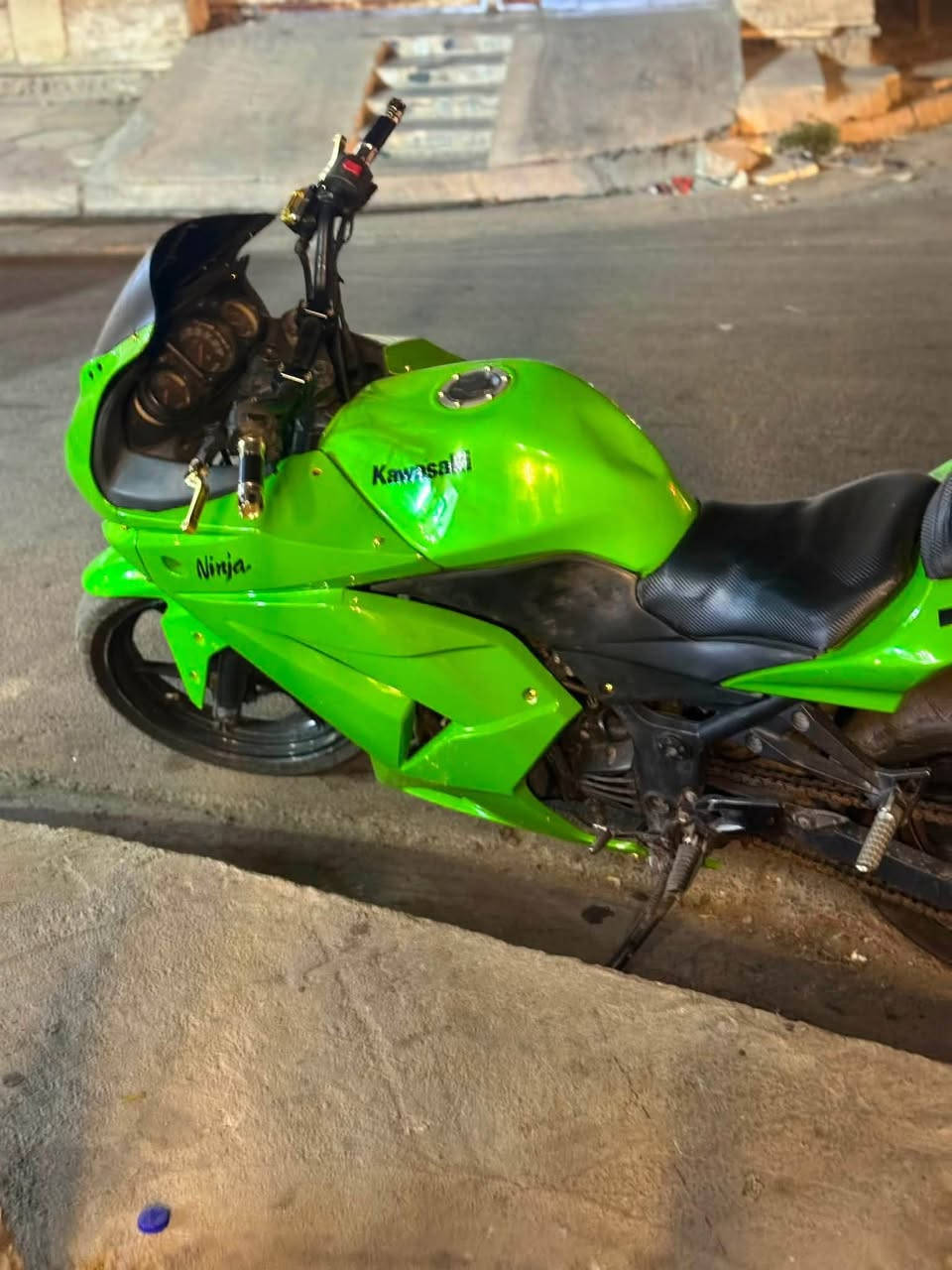 سلام عليكم كاوسكي نينجا مكينه 250 مكينتها بلاديه بيها نقوصات بسيطه قمجي كيلو متر او حاضن او جامه المازده سعرها 14 ورقه اوبيها مجال عنواني اليرموك ***********
