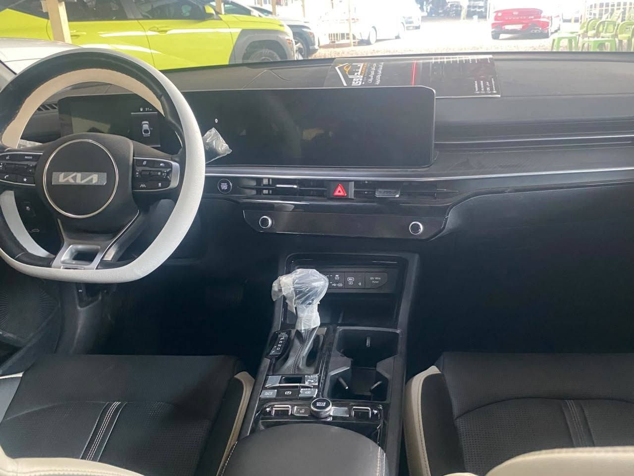 ***********
KIA K5 2025
K5جي تي لاين  موديل 2025 – فول فول مواصفات 1/1
بدون رقم بسمي منفيس تترقم جميع المحافضات مكفوله من الصبغ فقط قبق الجنطه تبديل نفس اللون بدون دواخل طرب بدون حوض شرط بدون ارباك شرط الدعاميه نفسه بدون صبغ 
• ماشية فقط 22 
• محرك 2.5 لتر
• كير أوتوماتيك 8 سرعات مع شفتات ستيرن
• كشنات جلد، تدفئة 
• كشنات كهربائي
• بانوراما
• بصمة أبواب وصندوق
• تشغيل عن بعد
• شاشة كبيرة تدعم كار بلاي وأندرويد
• شحن لاسلكي
• مثبت سرعة ومثبت ستيرن
• قيادة ذاتية
• تحديد مسار
• رادار أمامي وجانبي وخلفي
• سايد بريك بصمة
• أوتو هولد
• جامات أوتو
• مودات قيادة: نورمال، سبورت، سبورت بلاس، كوستم
• تبريد بيانو وتبريد قطعتين مع تحكم من الشاشة
• عدادات رقمية تتغير حسب وضع القيادة
• كيجات تعرض حرارة الدهن والتيربو والعزم
• نظام صوتي BOSE
• ليدات أمامية وخلفية
• السيارة فول فول مواصفات وبعد بيها هواي مواصفات
مكاني حله
