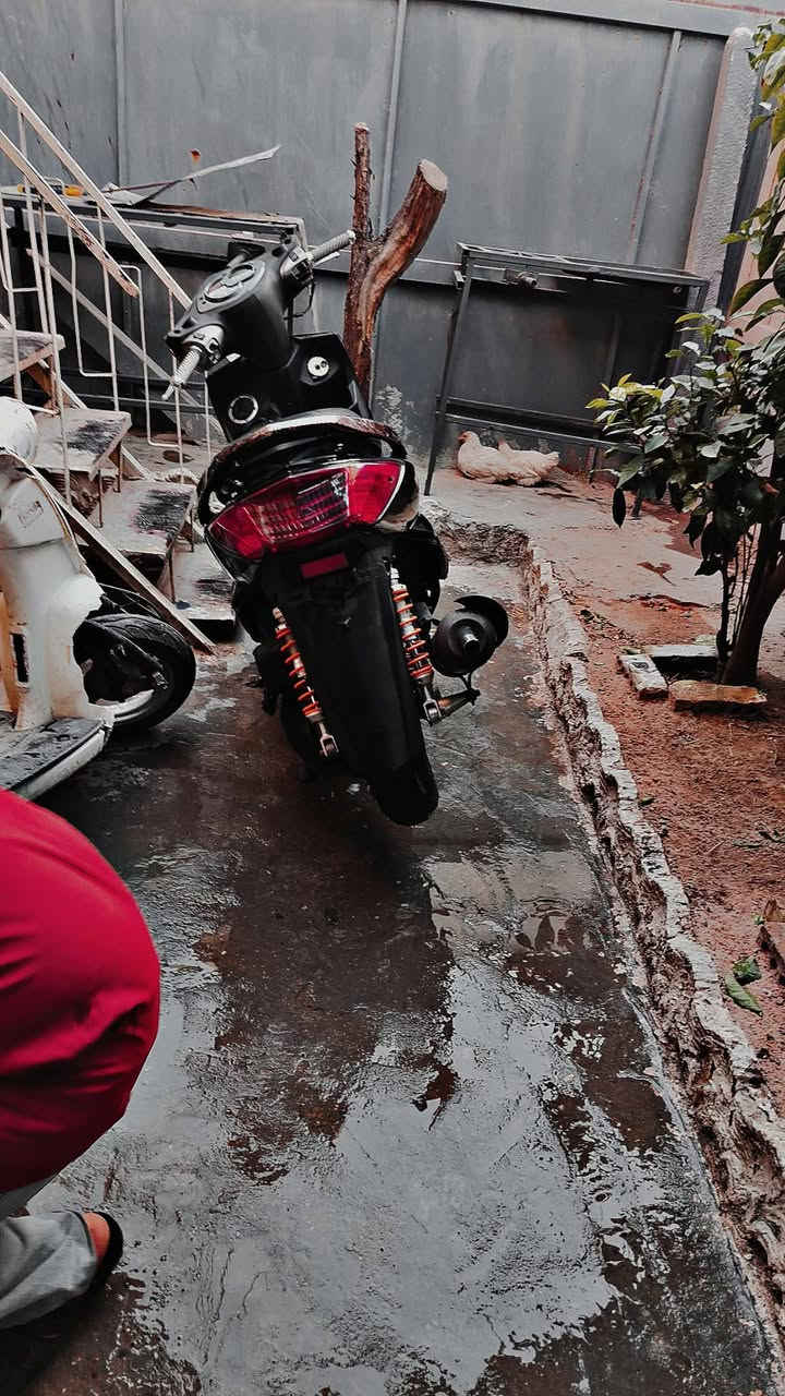دراجه سكنكس فحل كابريتر درجه نزاته من الرمنبه مزود قبل شهرين بيه كلجات WF وصدر رياضي وصارنصه أم بوشكين وفراك بريك رياضي ووصدر خلفي رياضي دراجه مكفولة من شاصي و ضفير و مكينه و كفرات واذه ***********
