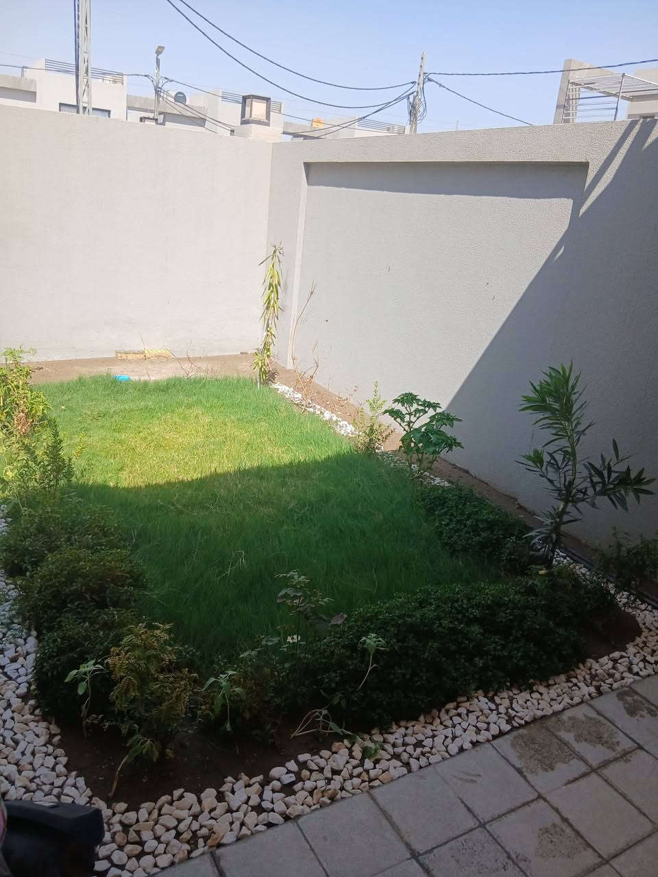 بيت للبيع مساحه ٢٠٠ متر في مجمع اللؤلؤة السكني طابو صرف سند ٢٥ باسمي المرحله الجديده بيت جديد جاهز للسكن يباع معه الاثاث كله من هوم سنتر والاجهزه وجميع الي بالصور مكان مميز امام حديقه النافوره 
البيت مكون 
مطبخ وصاله واستقبال ٣ غرف نوم حديقه خارجيه وحديقه داخليه بين الغرفتين
للتواصل على الرقم ***********
