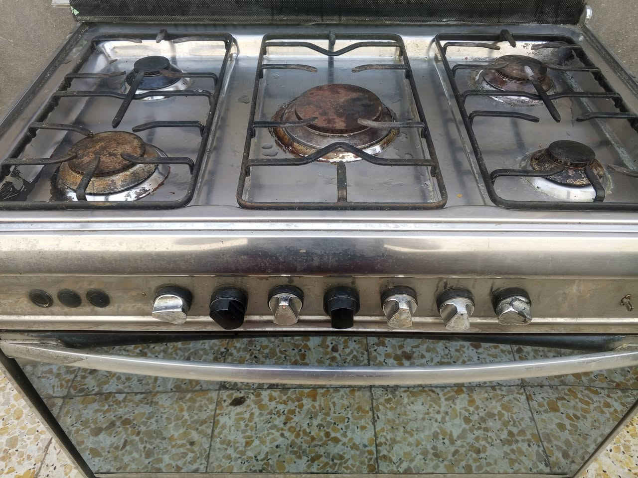 سلام عليكم طباخ خمس عيون جديد استخدام قليل سعر 300 وبي مجال قليل *********** واتساب

