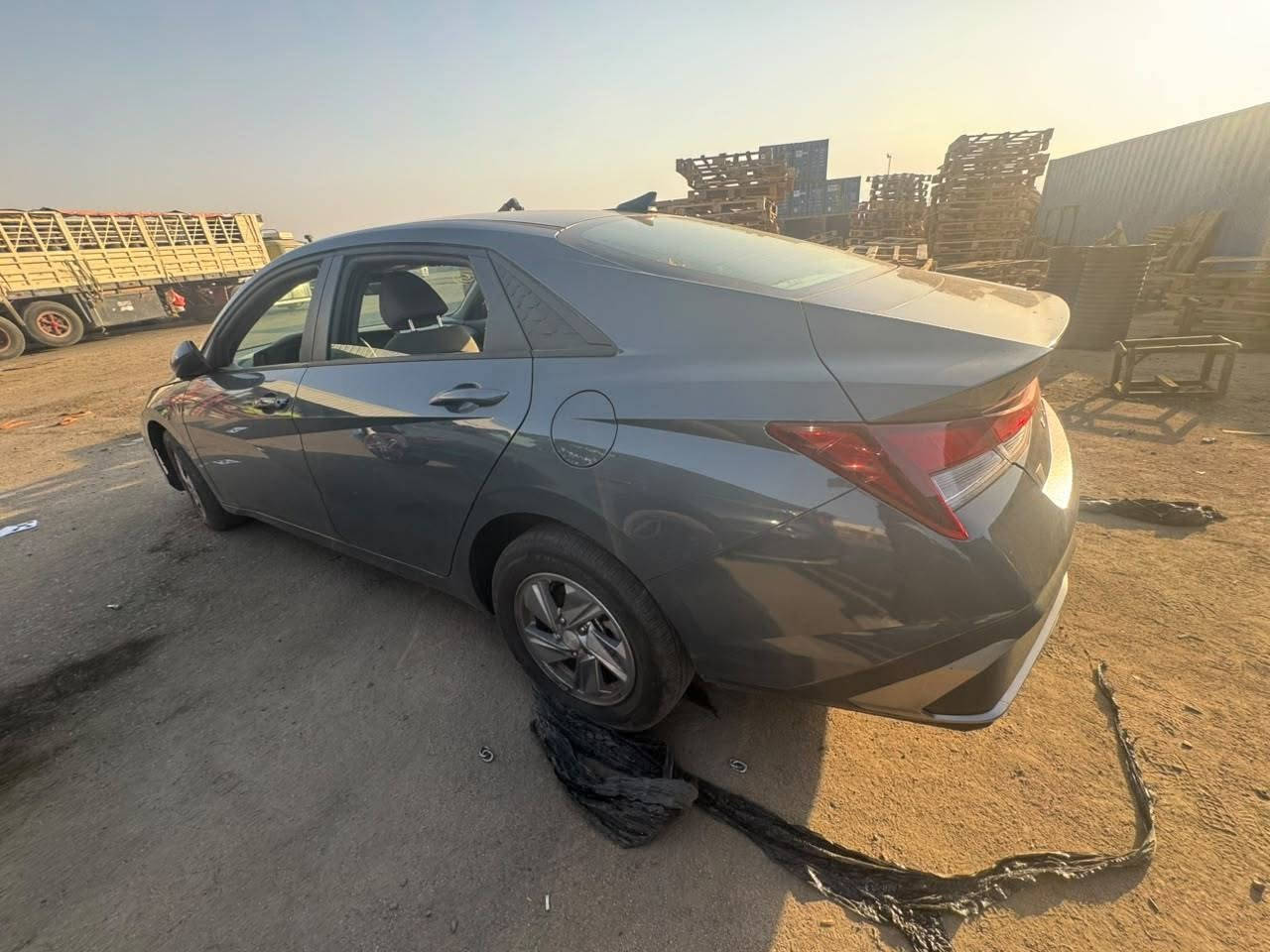 للبيع: هيونداي النترا 2024 SE وارد أمريكي (الشكل المحدث)
1. مواصفات المحرك والأداء:
المحرك: 2.0 ليتر تنفس طبيعي، 4 سلندر (2.0L MPI).
القوة والعزم: 147 حصان والعزم 132 رطل-قدم.
الكير: أوتوماتيك CVT (نظام IVT الخاص بهيونداي).
نظام الدفع: أمامي (FWD).
صرفيات البنزين: اقتصادية جداً وممتازة بالمصرف.
2.  المواصفات والداخلية (فئة SE):
التشغيل: سويتش (مفتاح يدوي عادي) مو بصمة.
الشاشة: شاشة وسطية لمس 8 إنش تدعم أبل كاربلاي واندرويد أوتو.
العدادات: شاشة معلومات 4.2 إنش بين العدادات التقليدية.
الكوشن: قماش.
التكييف: يدوي عادي (منطقة واحدة).
التايرات واليل: ويل كيجل (جنوط) ألمنيوم قياس 15 إنش.
3. مواصفات الأمان والسلامة:
رادار أمامي وتنبيه قبل الاصطدام (FCA).
نظام الحفاظ على المسار والتنبيه عند الخروج منه (LKA / LFA).
رادار نقطة سوداء / عمياء (Blind-Spot Monitoring).
تنبيه حركة المرور الخلفية (Rear Cross-Traffic Alert).
وسائد هوائية (إيرباكات) كاملة أمامية وجانبية.
ملاحضة ( سيارة حرة واصلة بغداد بدون ترقيم. تصليح ) 
للتواصل على رقم ***********
***********
