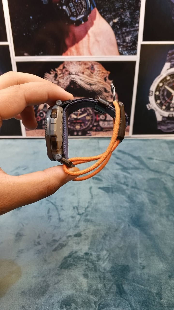 ساعة Casio Pro Trek

مخصص لمحبي المغامرات والأنشطة الخارجية Outdoor

ضمن سلسلة Pro Trek من كاسيو.

تعتبر هذه الساعة مميزة بتصميمها المبتكر وعمليتها العالية، وإليك التفاصيل الكاملة الخاصة بهذا الموديل 2-PRJ-BO01 اللون هيكل وإطار باللون الأزرق المائل للرمادي ( Navy Blue State Gray) مع المسات برتقالية مميزة في المينا والمؤشرات وشريط العقدة الخاصة بالحزام.

الحزام يأتي هذا الموديل بحزام قماشي انسيجي متين ومريح مناسب للارتداء الطويل ومقاوم للتأكل مزود بنظام ربط شد سريع

مع تفاصيل باللون البرتقالي.

الإطار الدوار (Rotating Bezel Guard يتميز هذا الموديل بإطار فريد يمكن تدويره لتغطية أو كشف الأزرار الحمايتها

من الضغط بالخطأ أثناء الحركة أو تسلق الجبال.

مقاومة الماء مقاومة للماء حتى عمق 100 متر (10) BAR)، مما

يجعلها مناسبة للسباحة والأنشطة المائية الوزن: خفيفة الوزن ومصممة لراحة المعصم أثناء الرياضة والتخييم
الوظائف المدمجة
التوقيت العالمي (World Time) عرض الوقت لـ 38 مدينة مختلفة حول العالم
ساعة إيقاف (Stopwatch) بدقة 1/100 ثانية.مؤقت تنازلي (Countdown Timer) التحديد

الأوقات والأنشطة.4 منبهات 5 منبهات يومية مع إشارة كل ساعة.. إضاءة LED : إضاءة فائقة الوضوح (Super Illuminator)السهولة قراءة الوقت في الظلام.

جميع الساعات اصلية معا ضمان
توصيل لجميع المحافظات
عنوان - بغداد - مدينة الصدر - الأور فلي
التوصيل واتساب ***********
