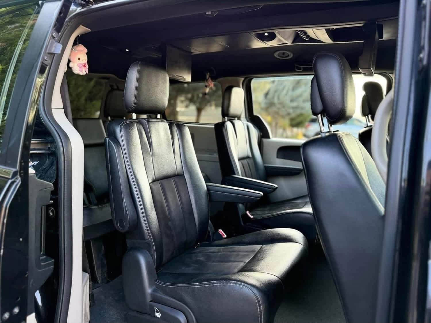 دوج كراند كارافان الجديد 2019
مواصفات  Vip الفئة Dodge Sxt

محرك 6 سلندر حجم 3600 vvt
دبل سويج تشغيل عن بعد
تبريد مركزي 3 قطع 
شاشة حجم كبير و كاميرة دوارة بلوتوث aux 
ابواب كهيربايي مع صندوق جةك
فتح الابواب عن طريق الكونترول و غلق الابواب 
تحكم ستيرين فول 
دبل كير اوتو و عادي 
كشنات جلد  وكشن السايق كهربايي و مساج
شاشات DVDبالقمارة
مرايات  الجوانب هيتر  

ماشي 180 الف مايل فقط 
7 راكب 
للسعر علق برقم ٢ ياتيك مباشر
السيارة كفالة بدون قطرة صبغ   
سيارة بيها سيستم غاز
رقم التواصل : ***********

العنوان دهوك
