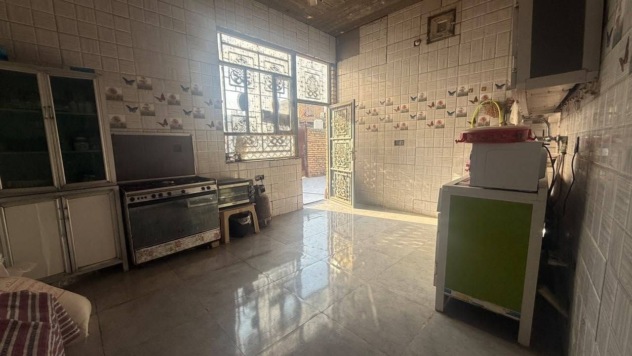 السلام عليكم دار للبيع عند ال نياز قرب سيطره السريع من جهة الفداء اول فرع بنزلة السيطره
المساحه 300 متر بناء 200
يتكون من غرفتين وصاله ومطبخ وصحيات داخليه وخارجيه وديوانيه معزوله مع صحياتها مع حديقه مساحه 100 متر
البيت كله صب كونكريت وطابوق 
التفاصيل الاكثر علئ الخاص
السعر 100 مع المجال
***********
***********
وعادي يرهم مراوس ببيت 100 متر طابقين
او 150 طابق واحد بي غرفتين
