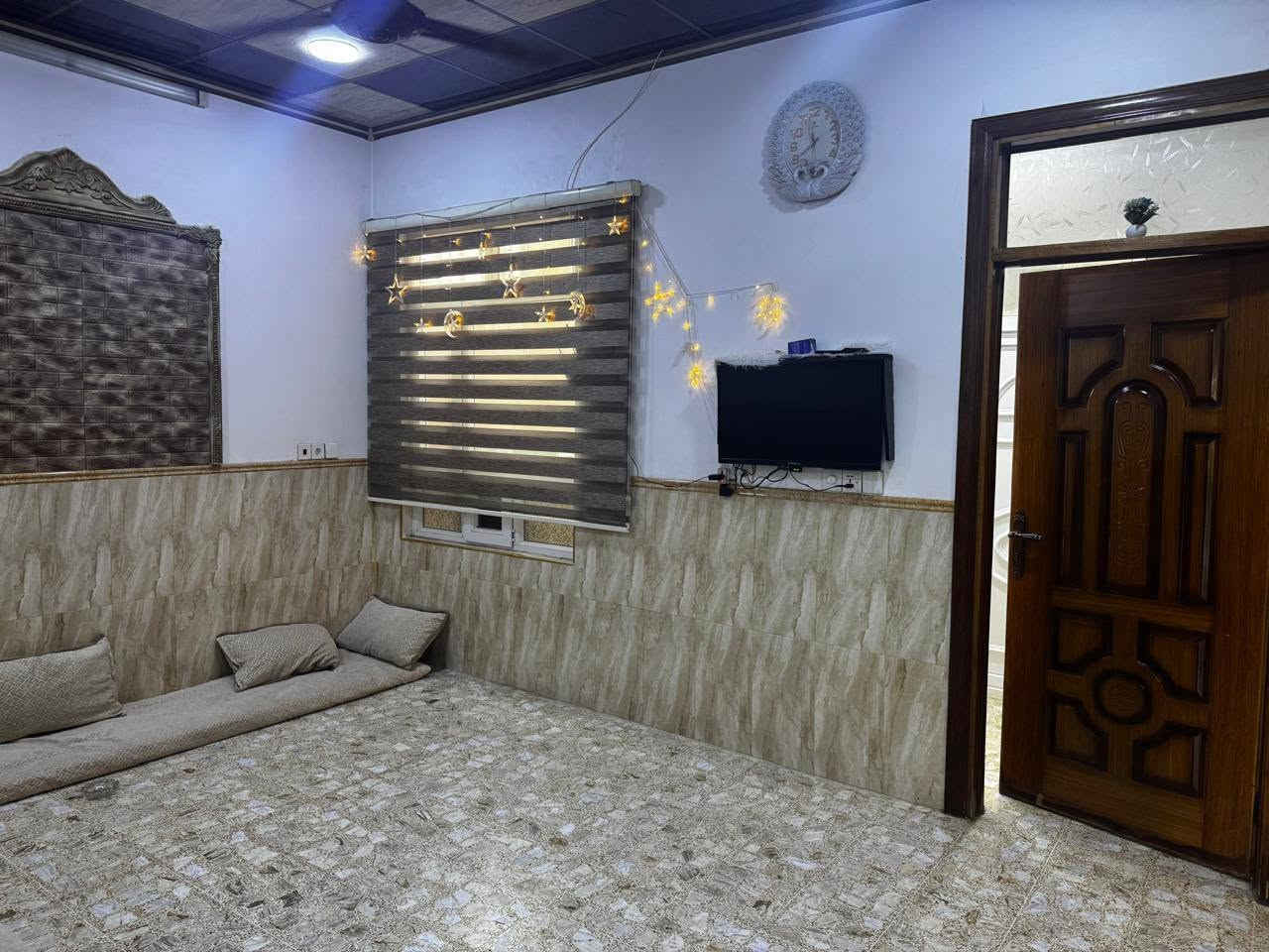 السلام عليكم بسم الله والصلاة والسلام على رسول الله 🏡 للبيع للبيع دار سكني / بناء حديث / ملك طابو الزهور / – فرصة مميزة بسعر مناسب جداً / 
📍 الموصل – الجانب الأيسر
📌 حي السماح الثانيه / مقابل البيت حديقه حيل مرتبه /  يوجد بأر توازي ماء حلو / 
📐 المساحة: 130 متر طابق ونص  / البيت ركن على شارعين / 
🏠 السعر 130/ مليون دينار / وقابل للتفاوض / 

✔️ موقع مميز وقريب من جميع الخدمات.
✔️ مناسب للسكن / المنطقه كلش هدوء / 

💰 السعر مناسب جداً ويوجد مجال للتفاوض.
للتواصل والاستفسار:
📱 *********** / زين 
📱 *********** / كورك 
📛 ابو ياسر للعقارات / نستقبل جميع العروض في احياء الموصل /
▪️ سكني 🏡
▪️ تجاري 🏬
▪️ دواَنم وأراضٍ استثمارية 🌟
