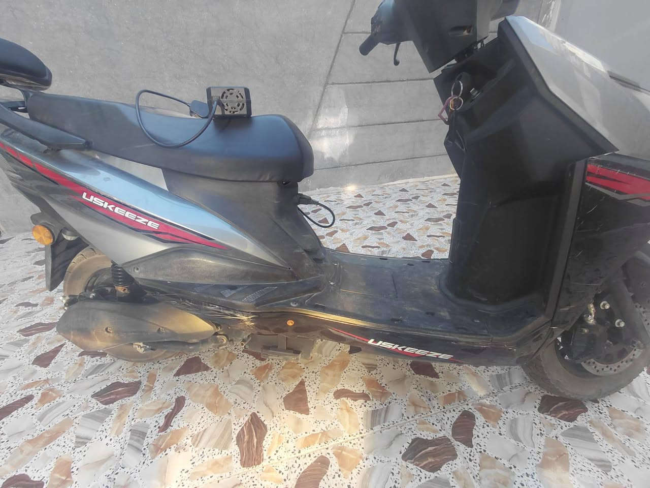 سلام عليكم عندي هذا الموطور شحن بعده جديد للبيع مستخدم قليل مكون من 6بطاريات بس بطاريه وحده واكفه الي شراي يراسلني او يتصل ع هذا الرقم ***********
