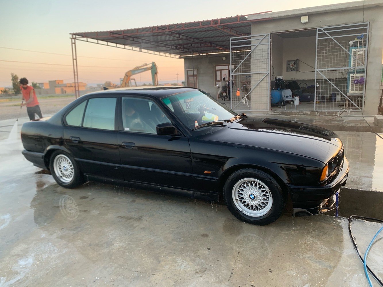 سلام عليكم 525 مسكر عدل موديل 1991 اصل بليته وسنويه رقم أربيل جديد كير ومكينه بلكارتون لتنقص ولاتبخر اكسل 3.23 
صدرها يخبل تخم تاير جديد وياله خليه اصليه تبريد شغال كهربائيات كلها شغال لايت زنون باتري 100امبير جديد سياره فتحه شغاله وارد الماني 
رقم مميز 
مكان السياره سليمانيا 
للتواصل واتساب فقط 
***********