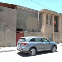 : للبيع بيت ركن في حي العمال مقابل صيدلية ألحكم ,, البيت مصمم على ثلاث...