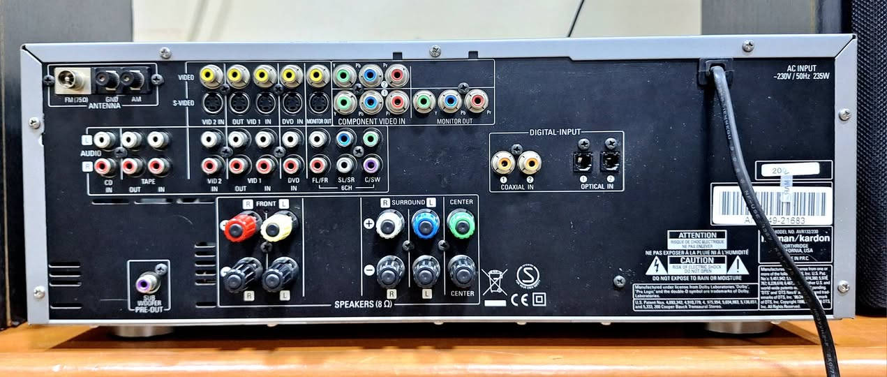 السلام عليكم . من رخصة الادمن المحترم . امبليفاير Harman Kardon هارمن كاردون موديل  AVR 132/230 جهاز استقبال صوت وصورة (مستقبل AV) بقنوات 5.1 و كهرباء  230 فولت ، يمنح طاقة بقوة 30 واط لكل قناة لعدد 5 قنوات ، يدعم أنظمة صوت محيطية مثل Dolby Digital وDTS ونظام Logic 7 و يحتوي على عدة مداخل صوت و صورة فيديو وامكنية استخدامه هوم سستم كمسرح المنزلي وربطه مع شاشة بلازما او كأمبليفاير مع زوج سماعات حسب الاستخدام الشخصي . 
للاتصال ولالاستفسار *********** مكان كركوك ويوجد توصيل
